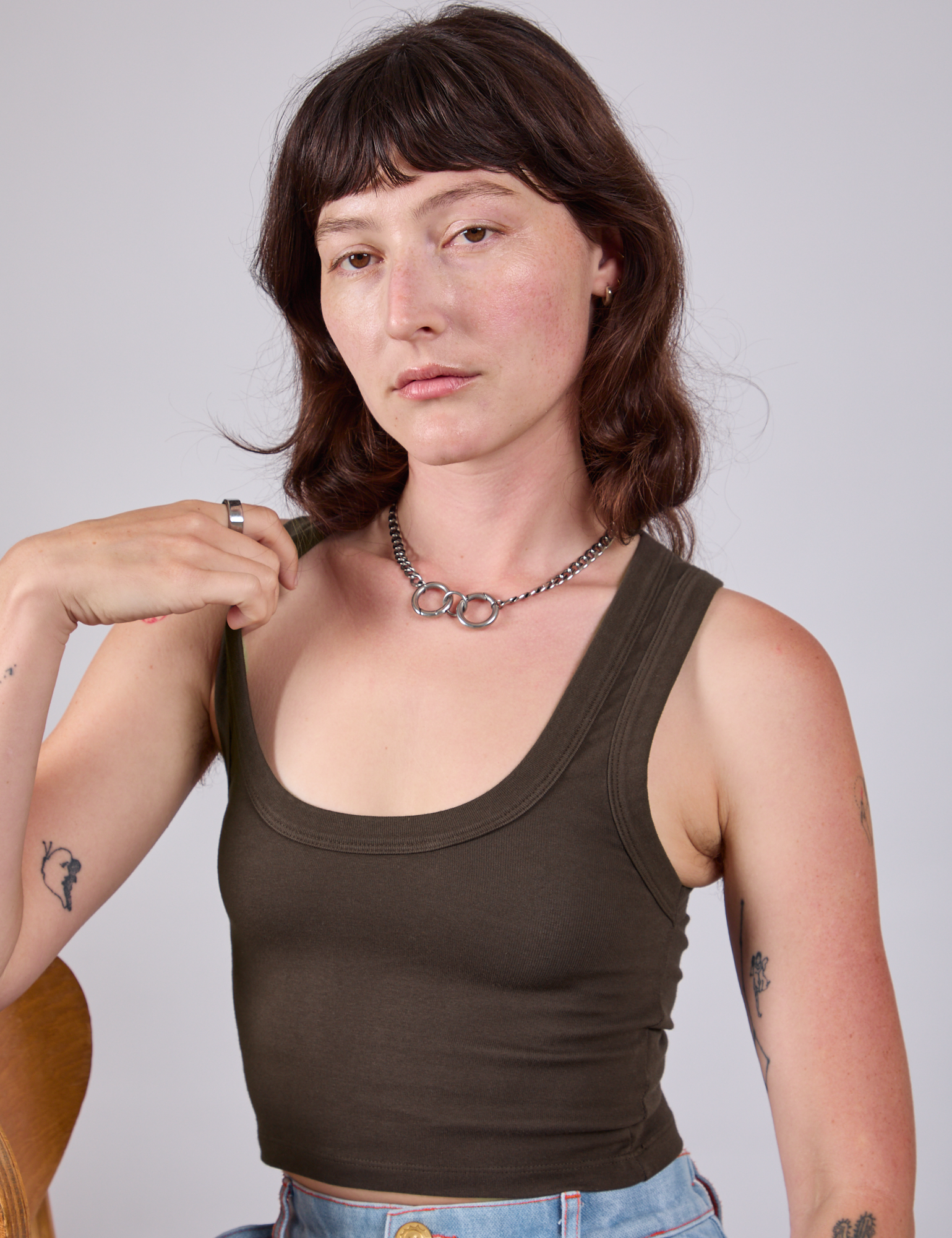 Alex is 5&#39;8&quot; and wearing P Cropped Tank Top in Espresso Brown