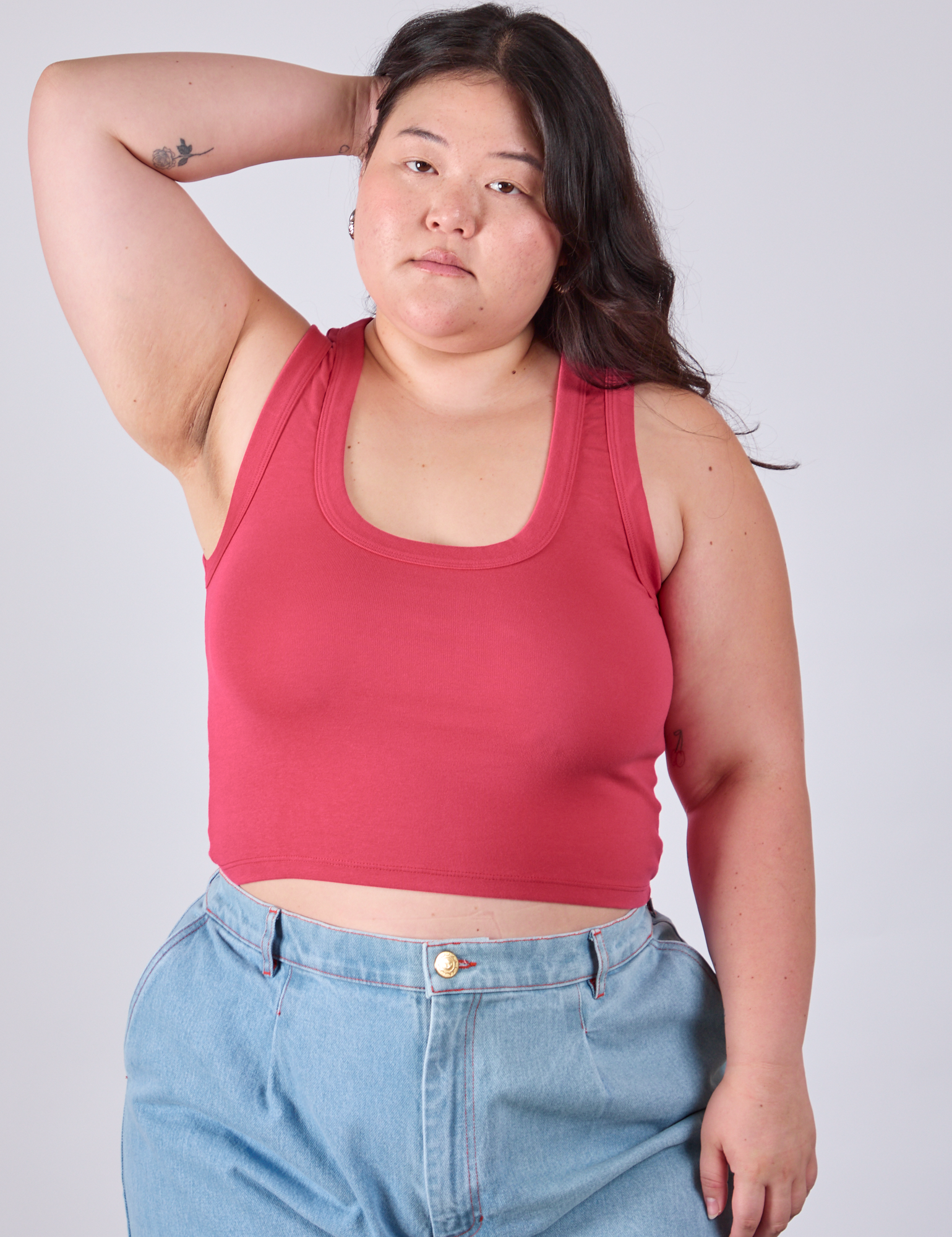 Ashley is 5&#39;7&quot; and wearing L Cropped Tank Top in Hot Pink