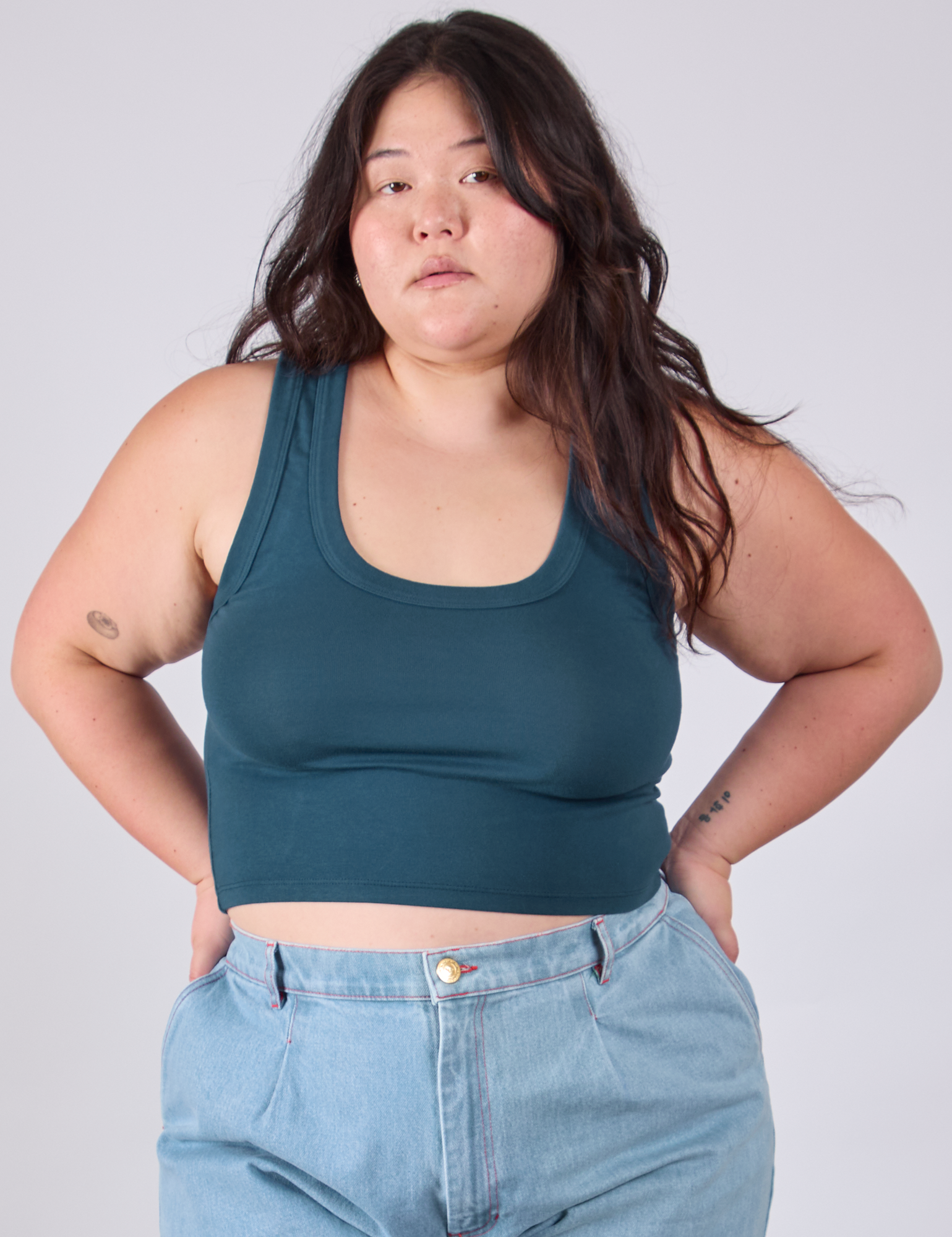 Ashley is 5&#39;7&quot; and wearing L Cropped Tank Top in Lagoon