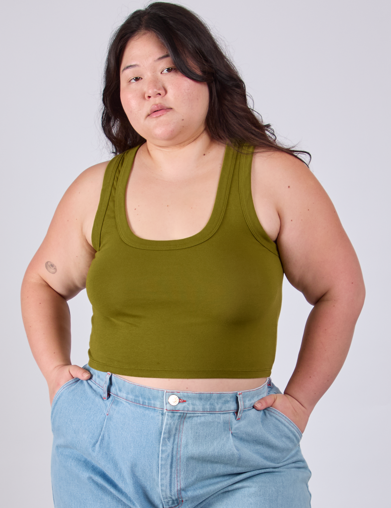 Ashley is 5&#39;7&quot; and wearing L Cropped Tank Top in Olive Green