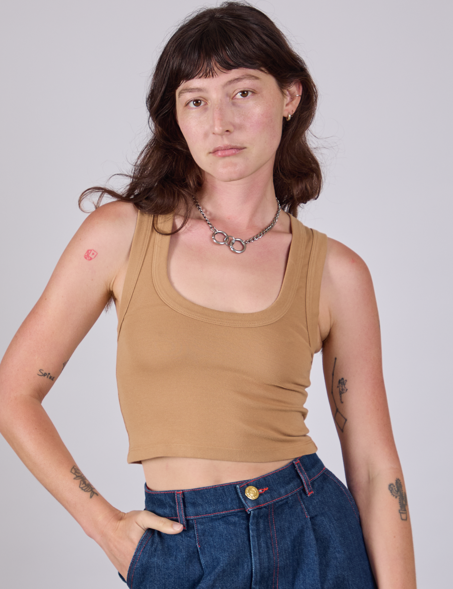 Alex is 5&#39;8&quot; and wearing P Cropped Tank Top in Tan