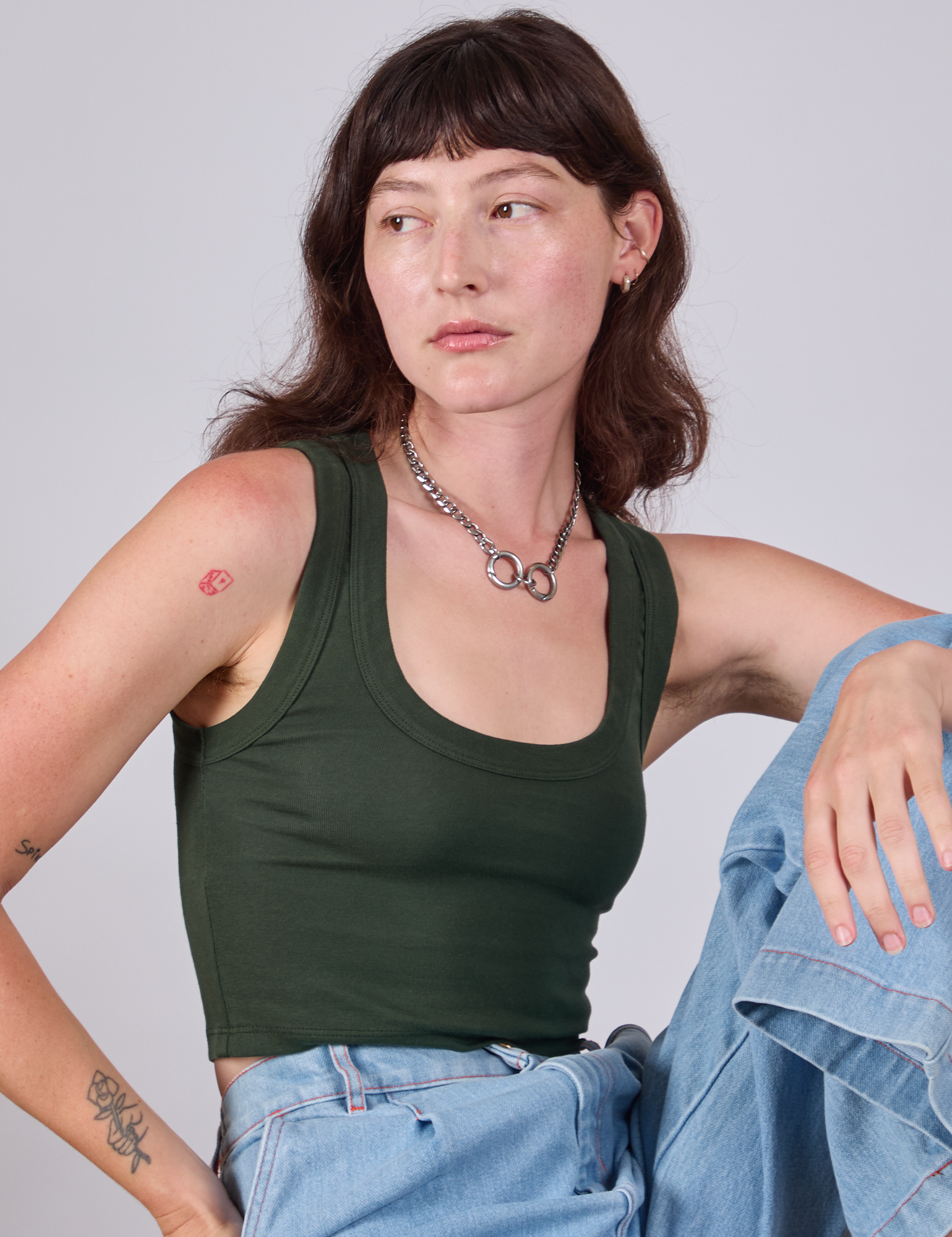 Alex is 5&#39;8&quot; and wearing P Cropped Tank Top in Swamp Green