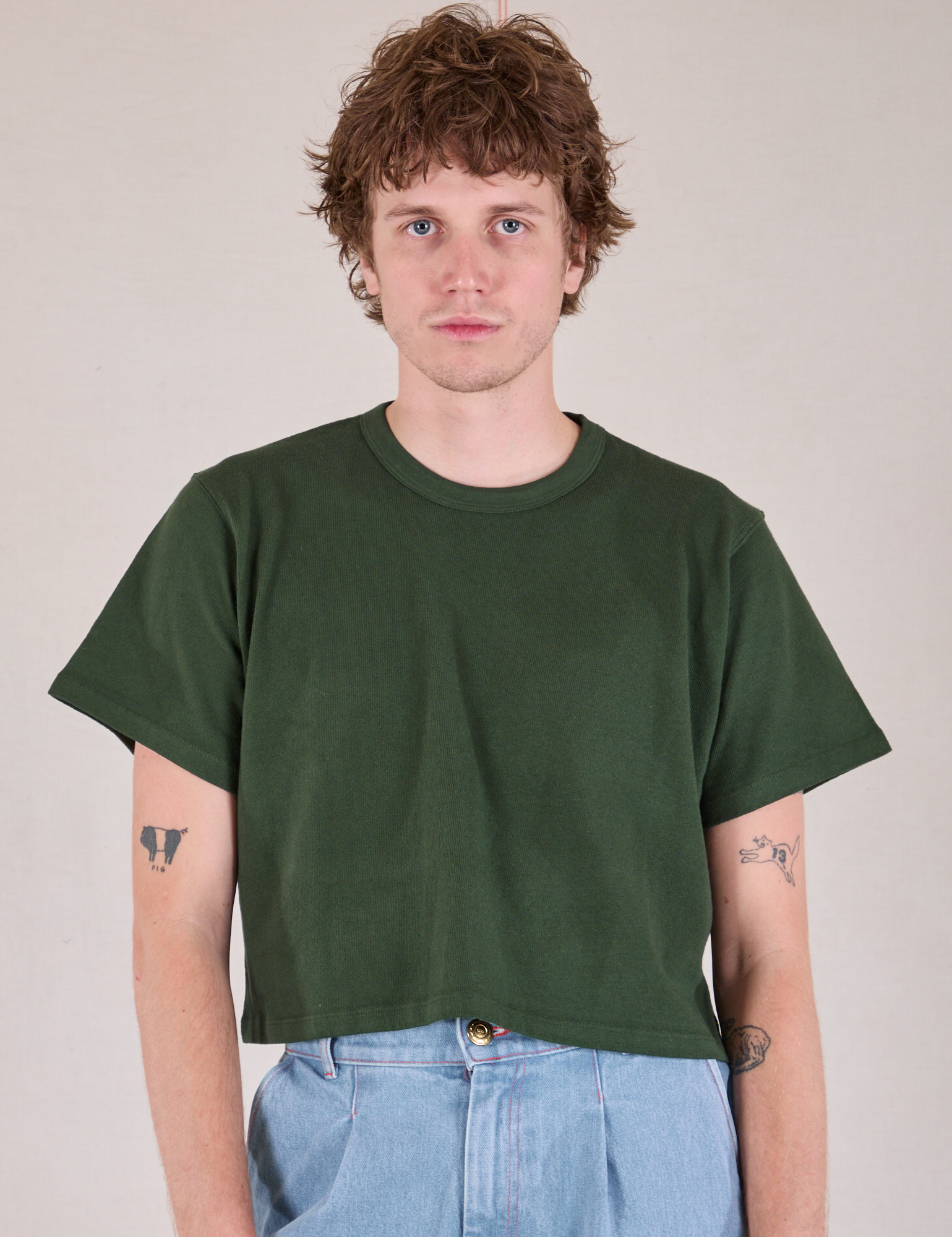 Quinn is 6&#39;3&quot; and wearing M Cropped Burly Tee in Swamp Green