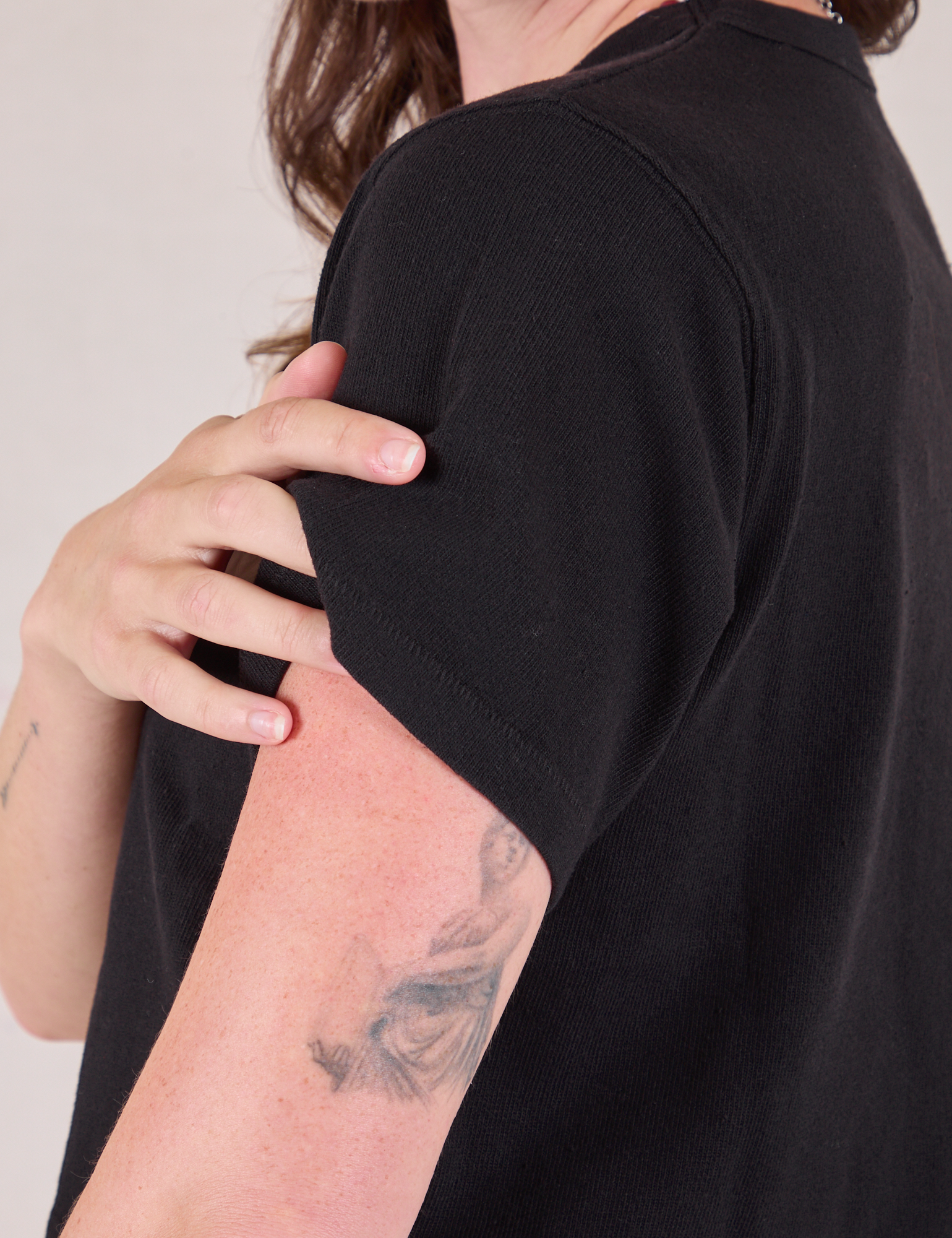 Cropped Burly Tee in Basic Black sleeve and shoulder side close up on Alex