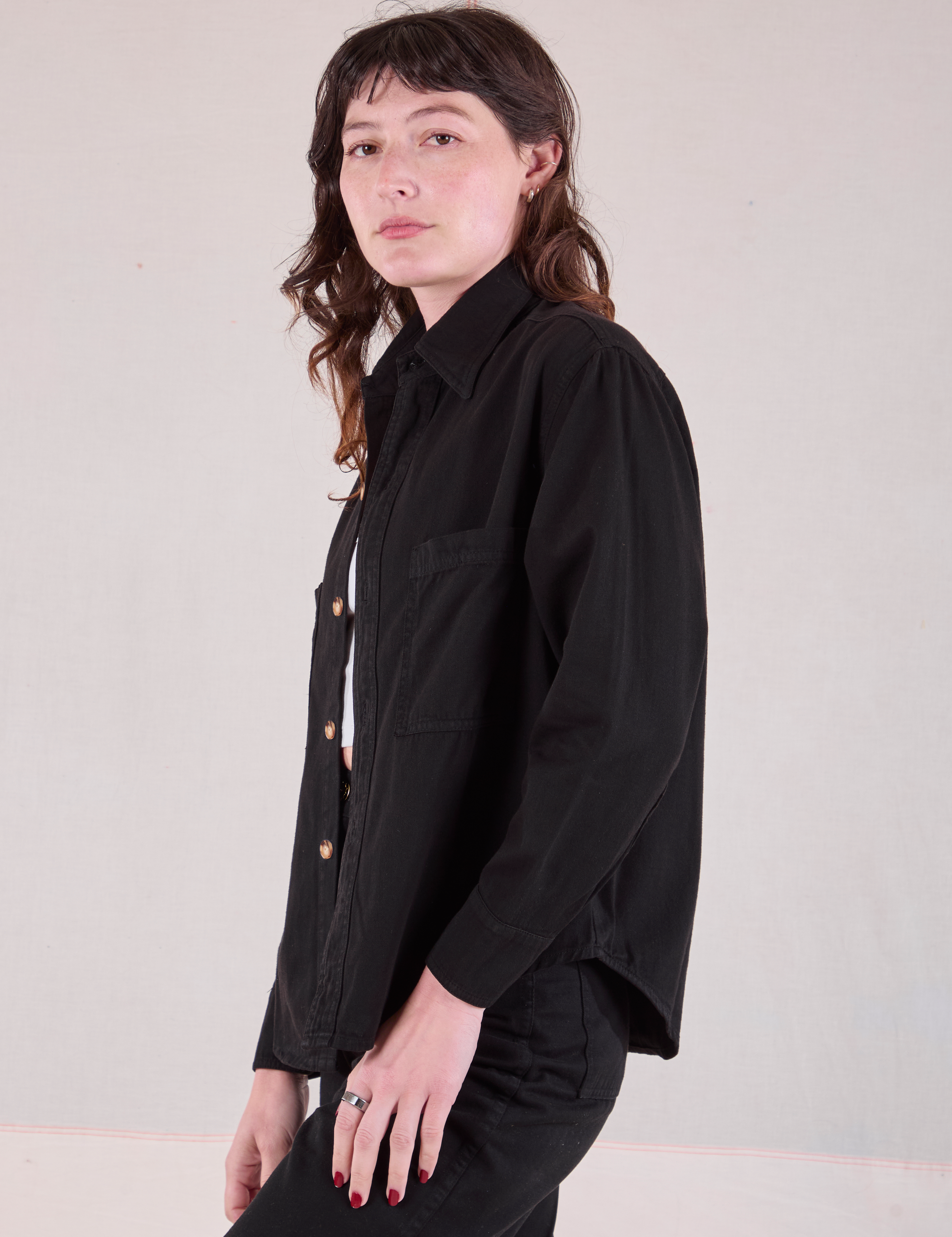 Cropped Overshirt in Basic Black side view on Alex