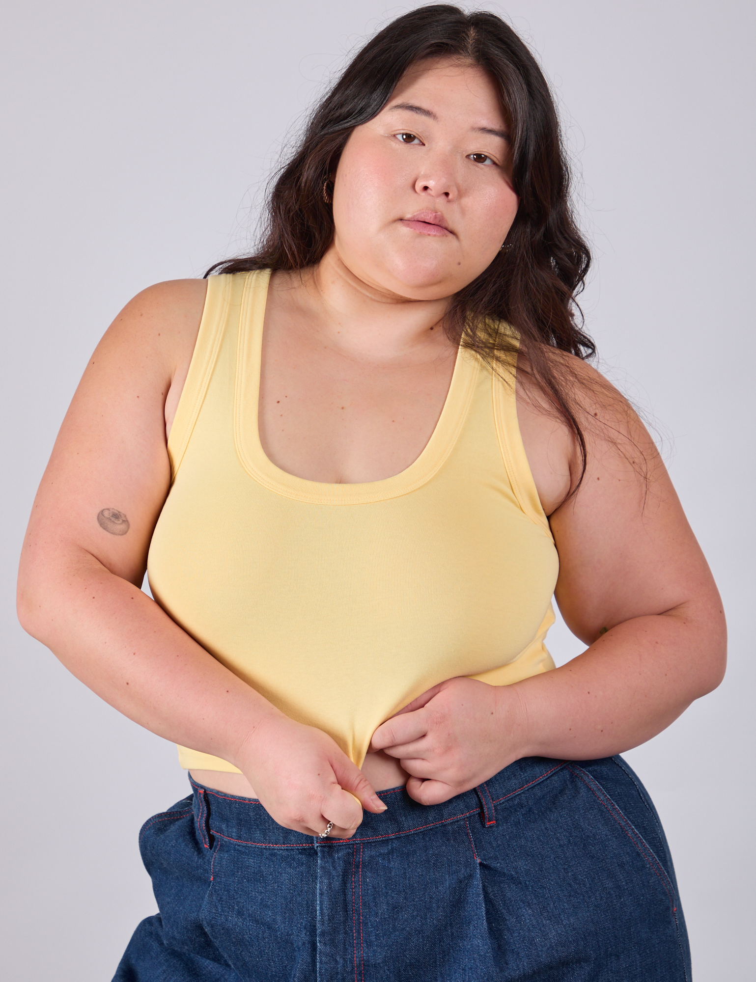 Ashley is 5&#39;7&quot; and wearing L Cropped Tank Top in Butter Yellow