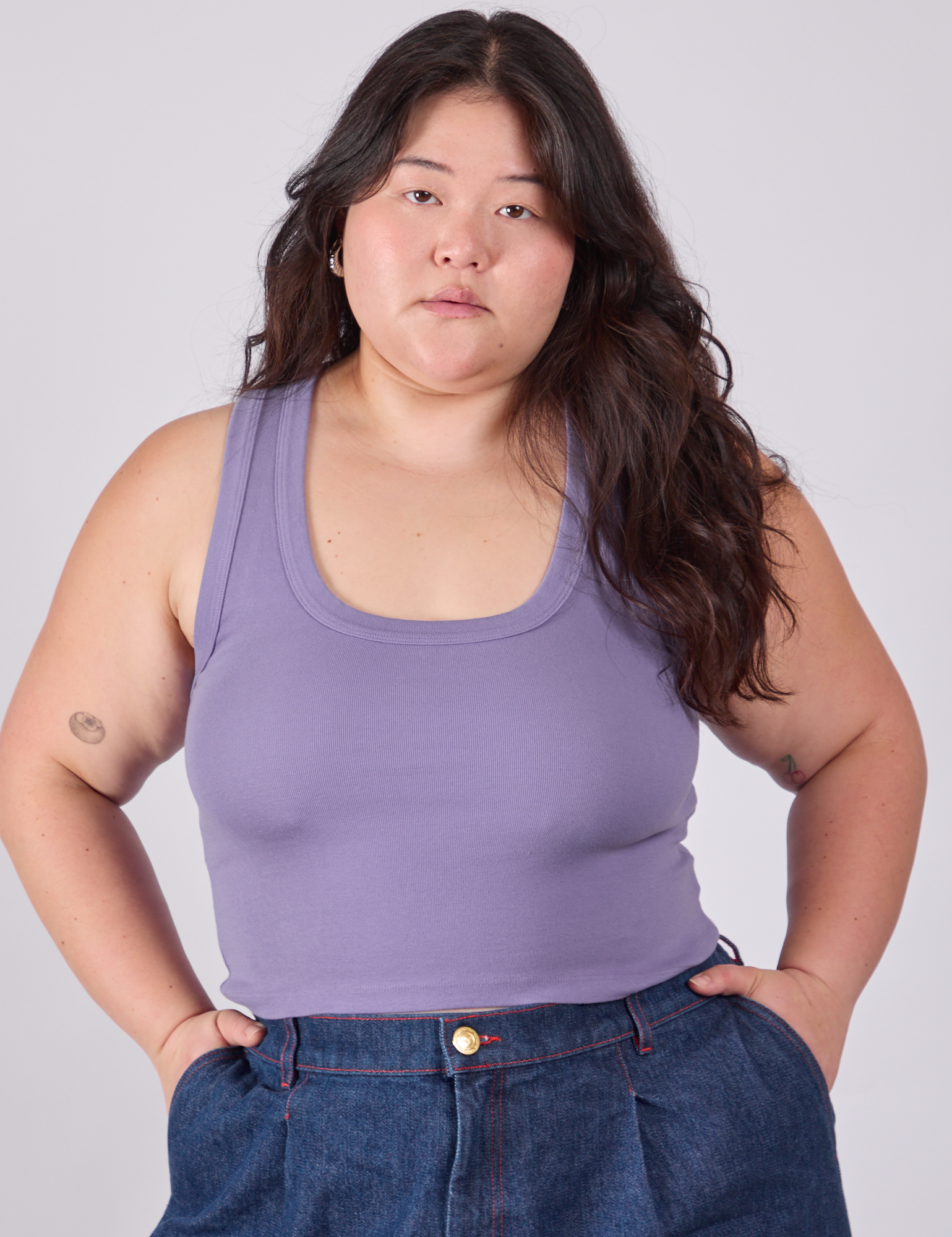 Ashley is 5&#39;7&quot; and wearing L Cropped Tank Top in Faded Grape