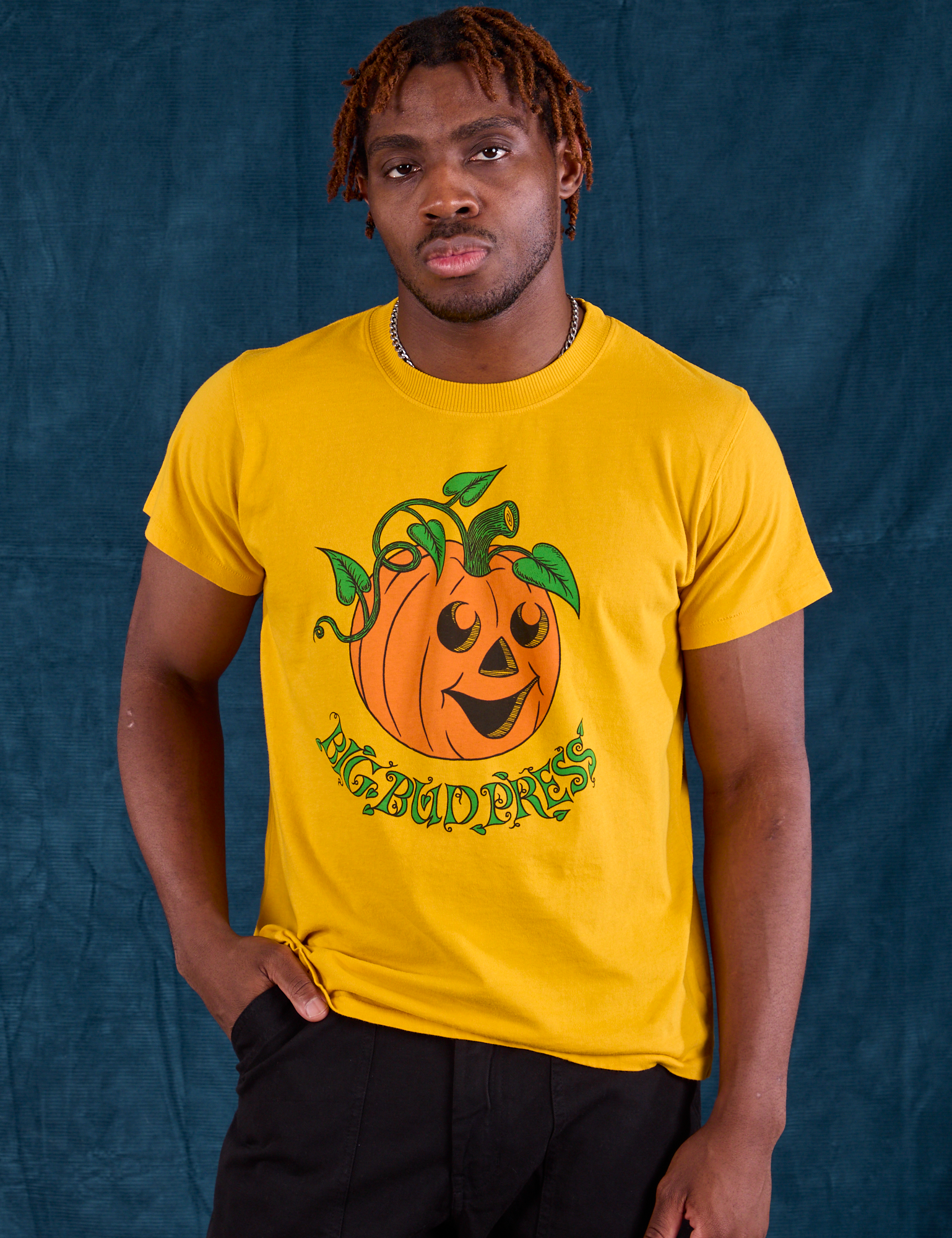 Issac is 5&#39;10&quot; and wearing S  Halloween Organic Tee in Pumpkin