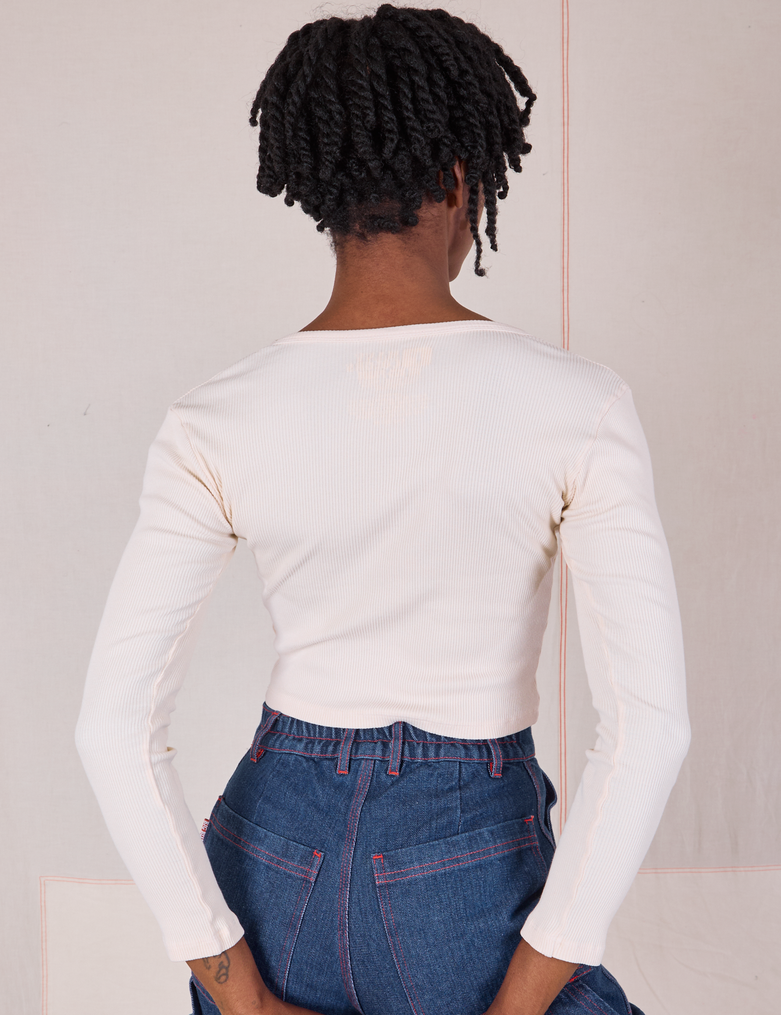 Long Sleeve V-Neck Tee in Vintage Tee Off-White back view on Cheyann