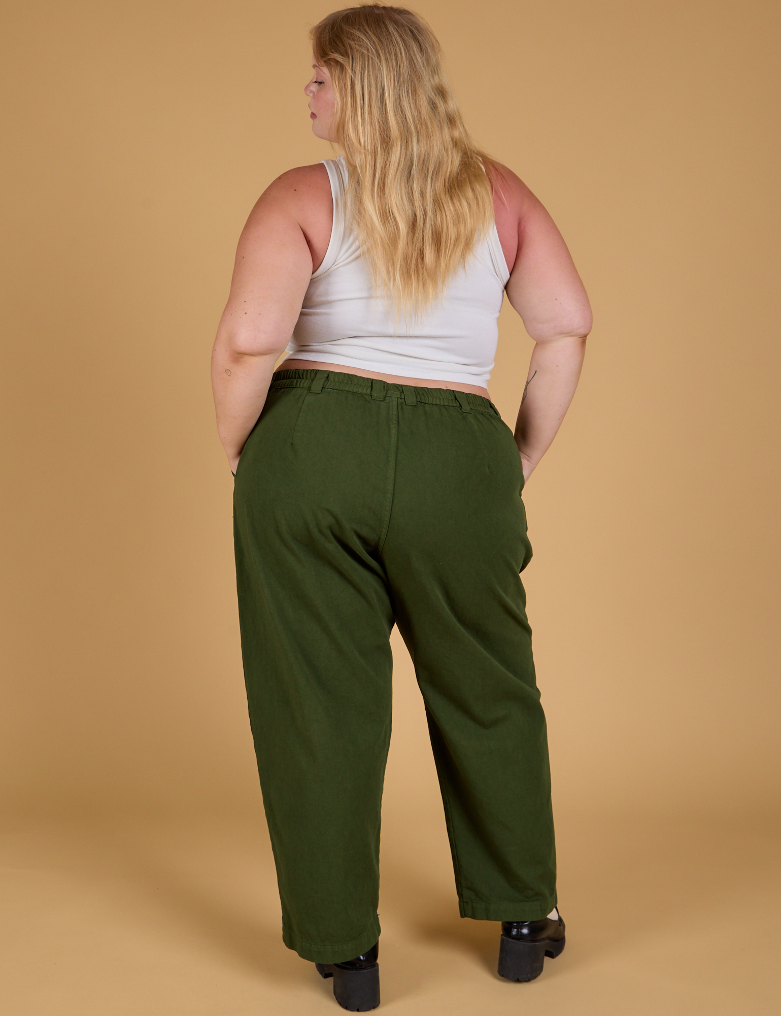 Baggy Mid-Rise Trousers in Evergreen back view on Juliet
