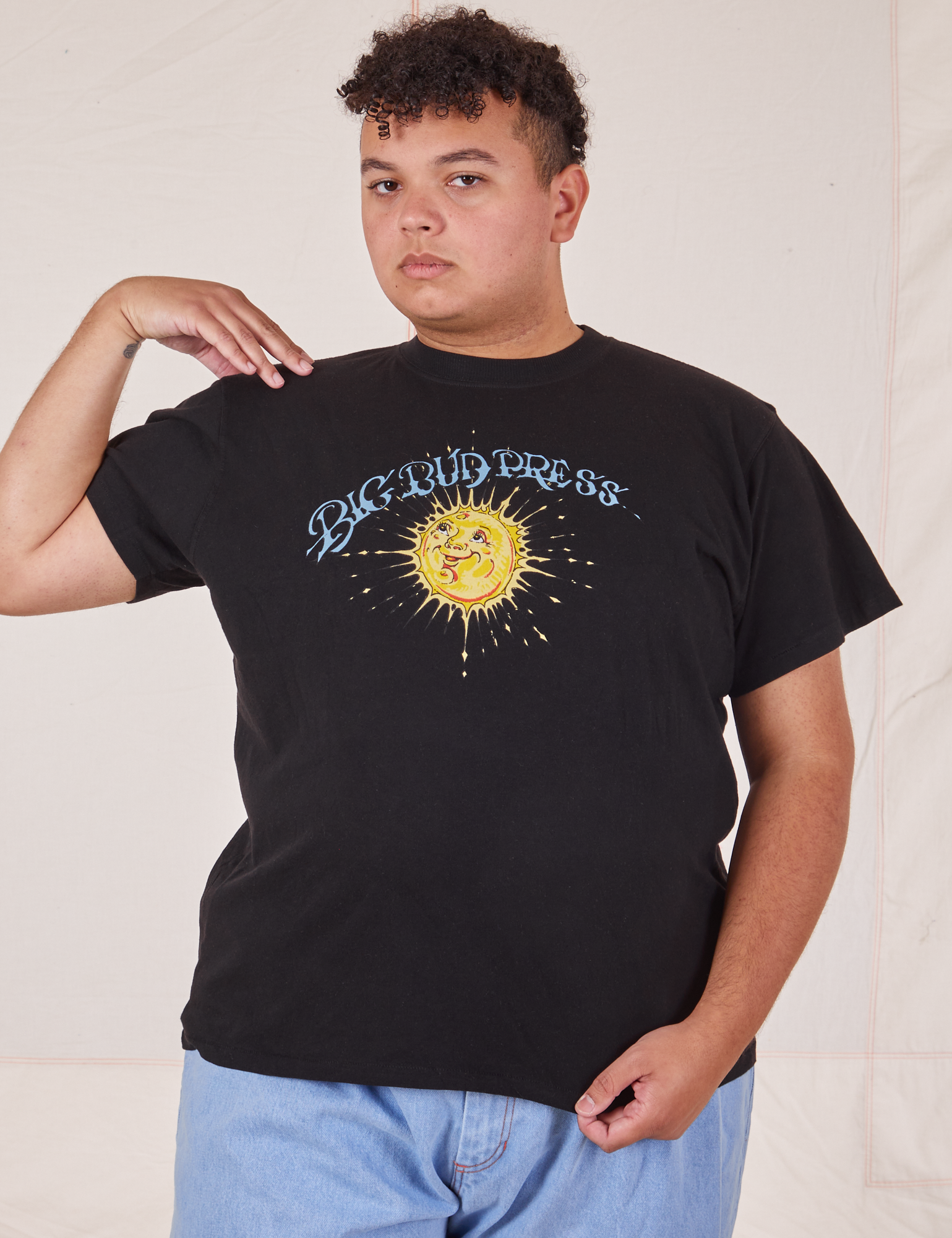 Miguel is 6&#39;0&quot; and wearing 2XL Sun Baby Organic Tee in Basic Black