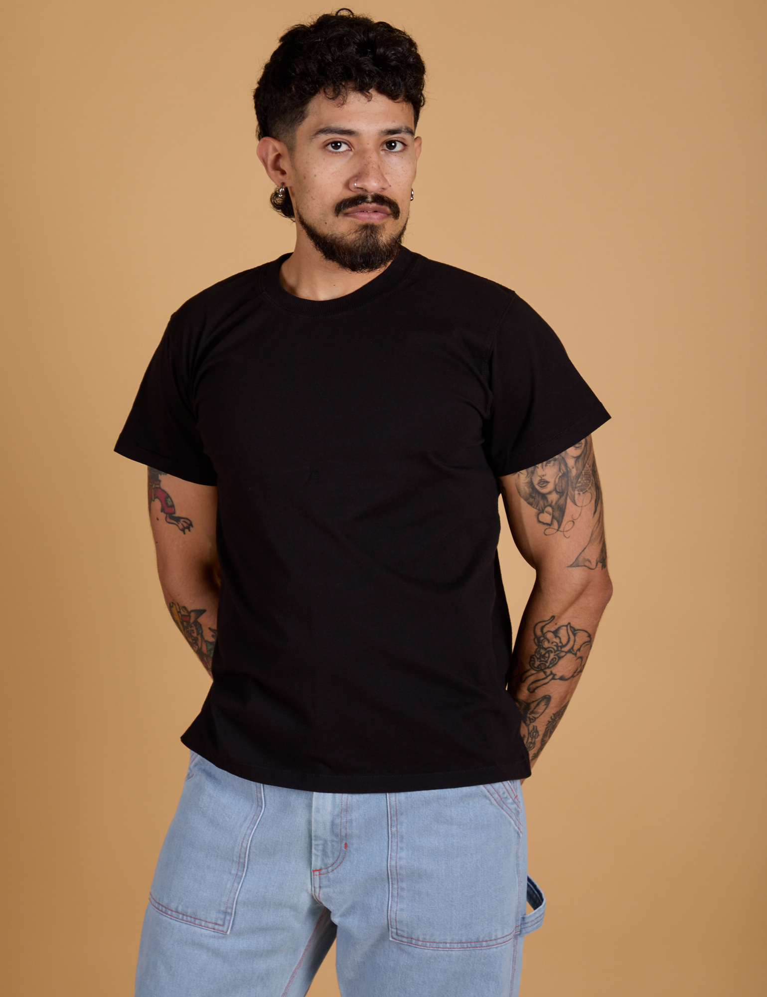 Jesse is 5’8” and wearing S Organic Vintage Tee in Basic Black