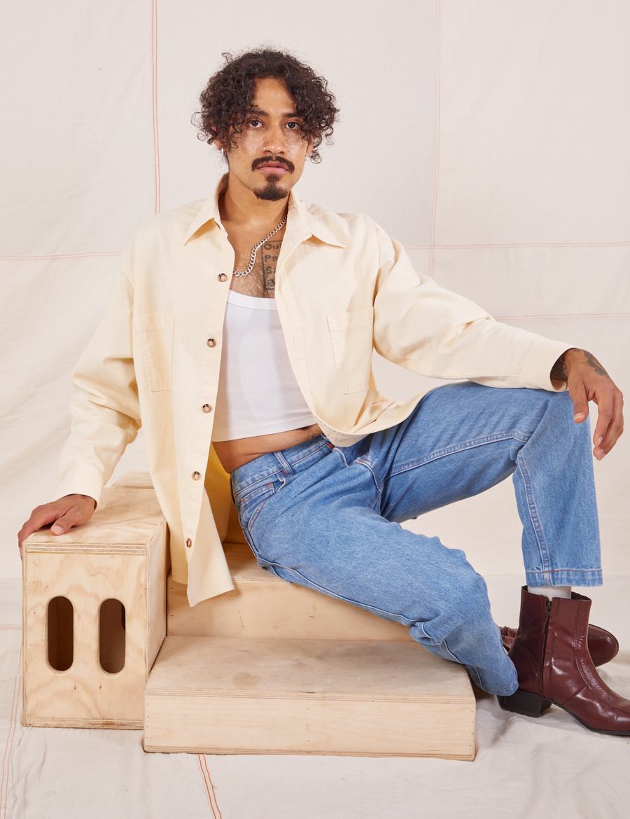 Jesse is wearing size S Oversize Overshirt in Vintage Off-White