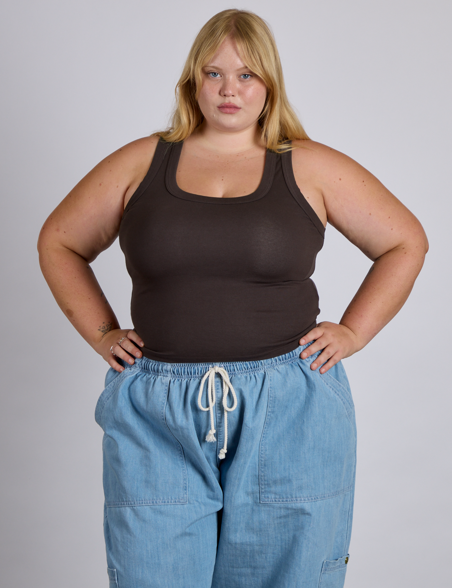 Juliet is 5’7” and wearing L The Tank Top in Espresso Brown
