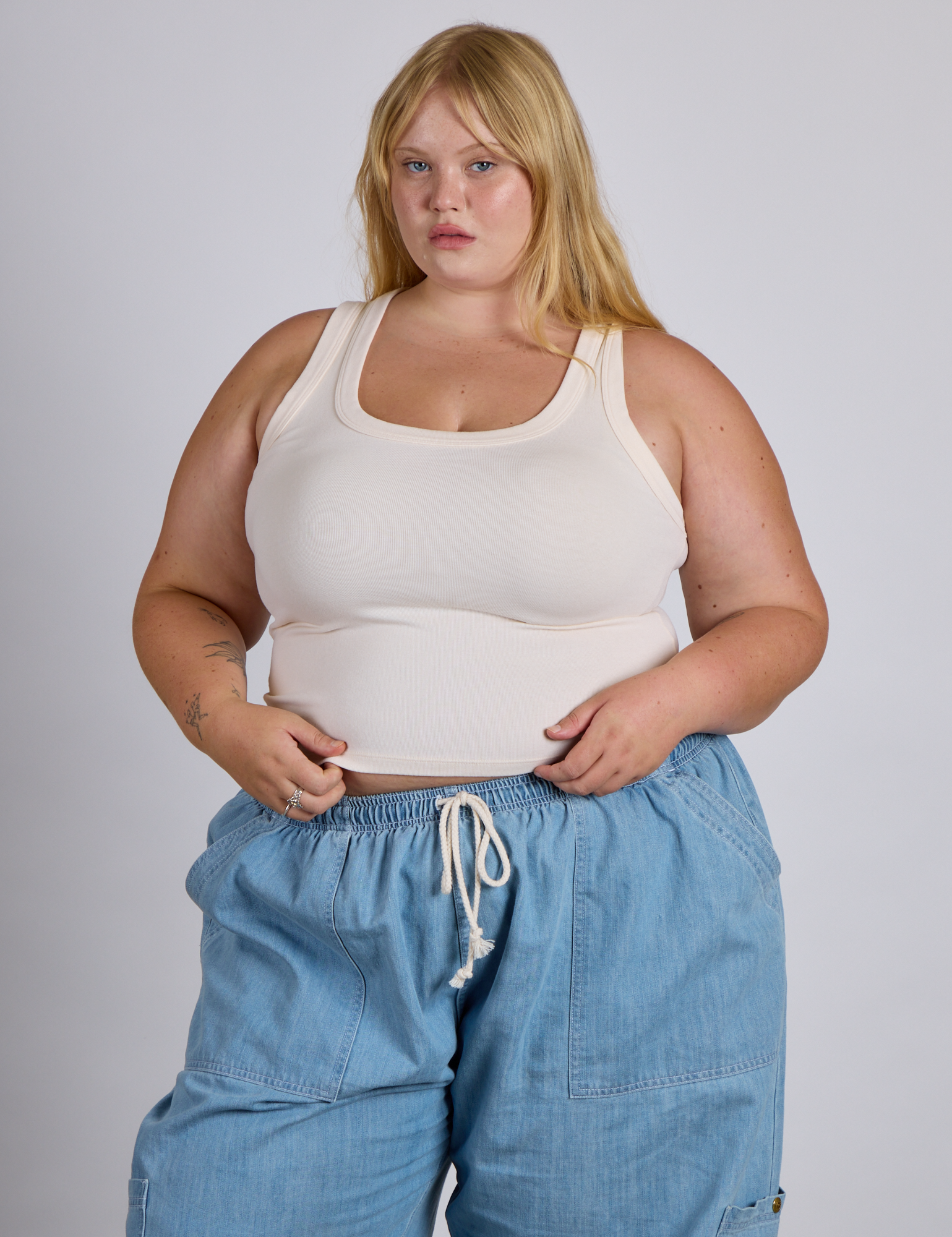Juliet is 5’7” and wearing L The Tank Top in Vintage Tee Off-White