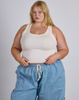 Juliet is 5’7” and wearing L The Tank Top in Vintage Tee Off-White