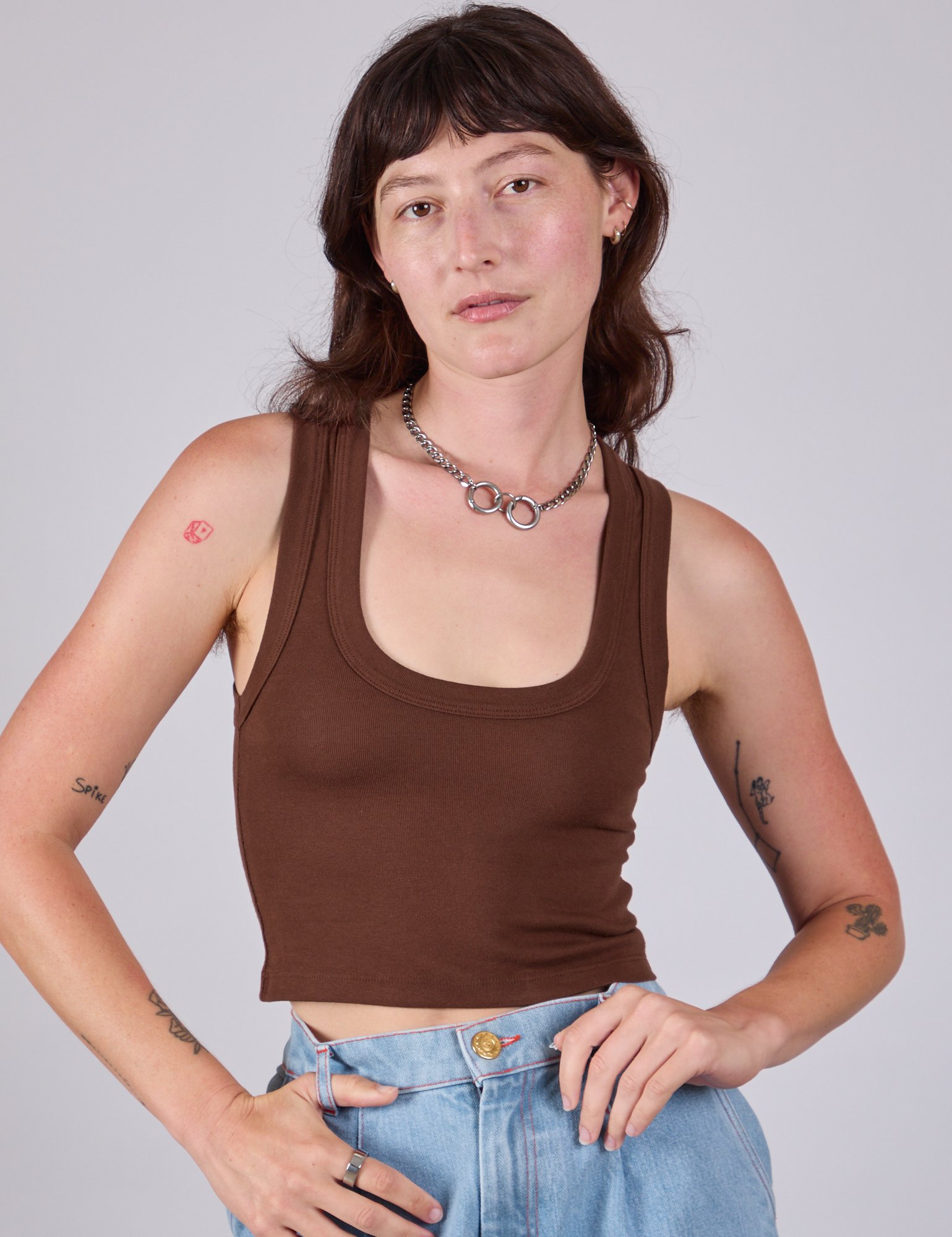 Alex is 5&#39;8&quot; and wearing P Cropped Tank Top in Fudgesicle Brown