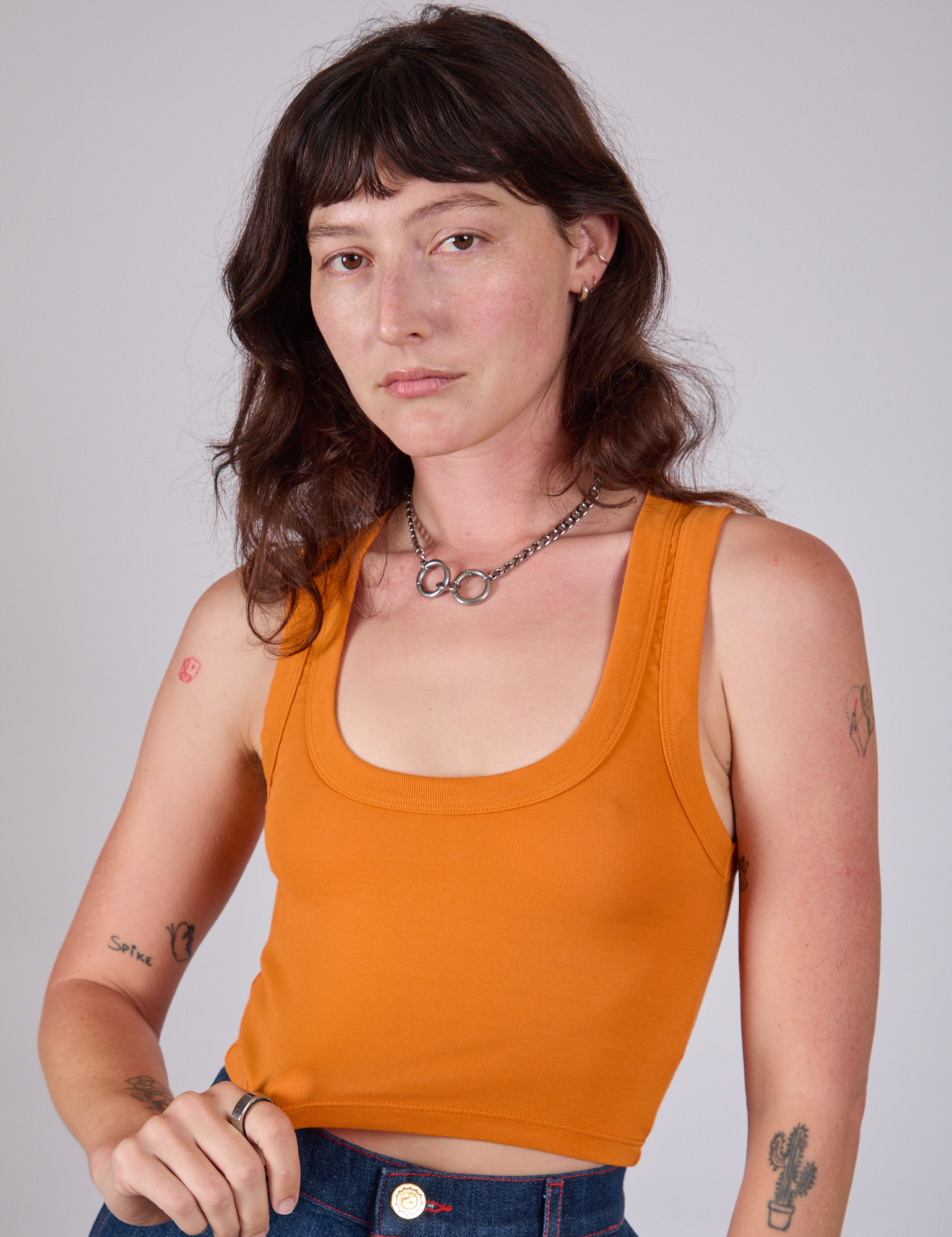Alex is 5&#39;8&quot; and wearing P Cropped Tank Top in Creamsicle Orange