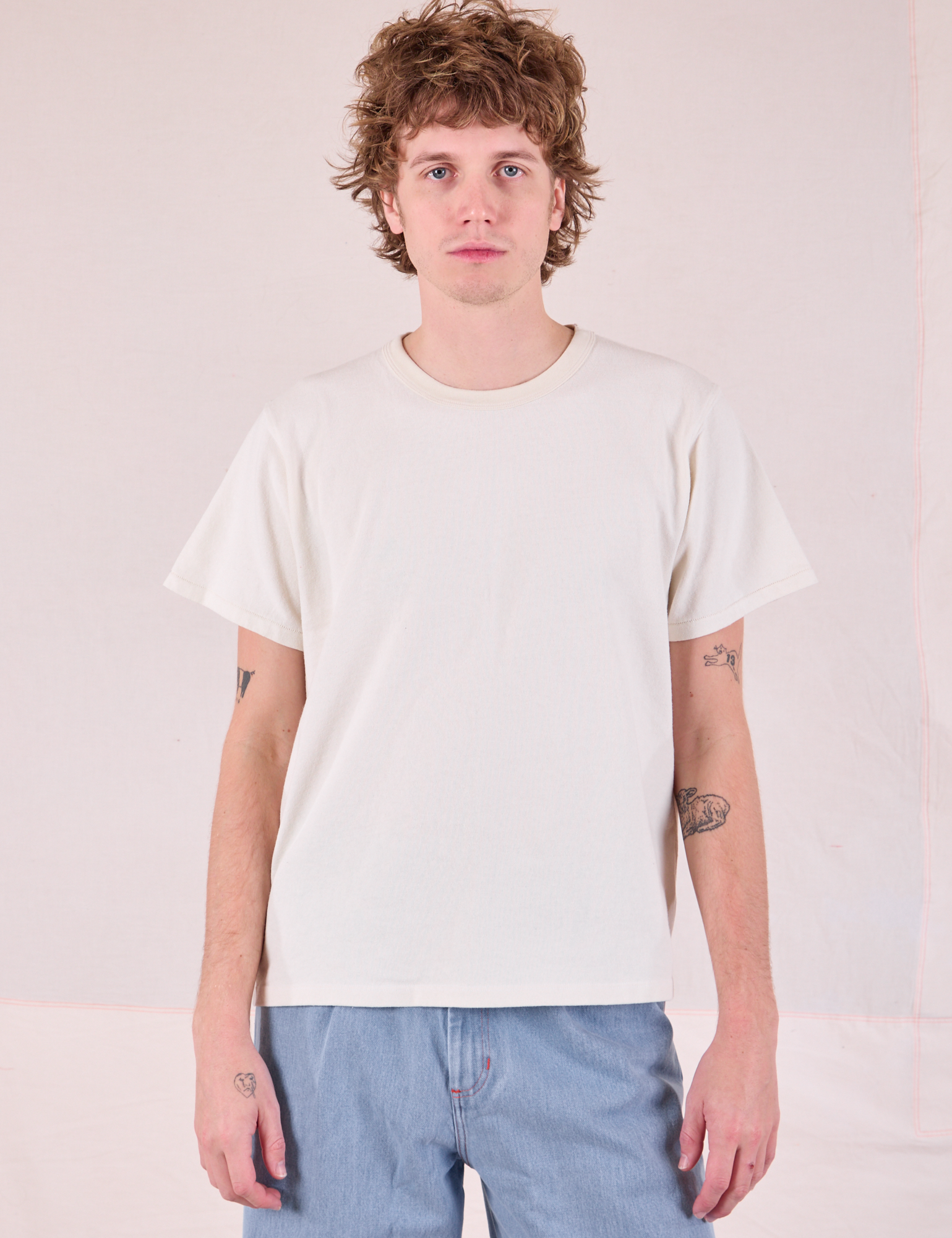 Quinn is 6&#39;3&quot; and wearing S Burly Tee in Vintage Tee Off-White