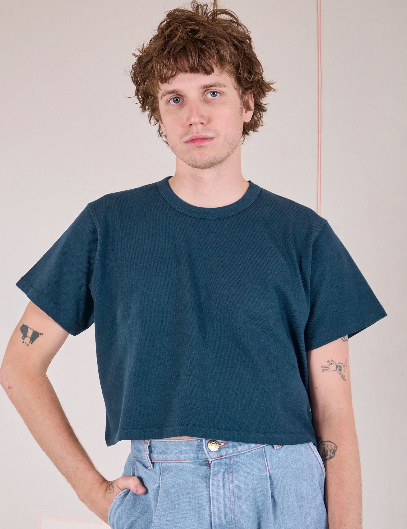 Quinn is 6&#39;3&quot; and wearing M Cropped Burly Tee in Lagoon