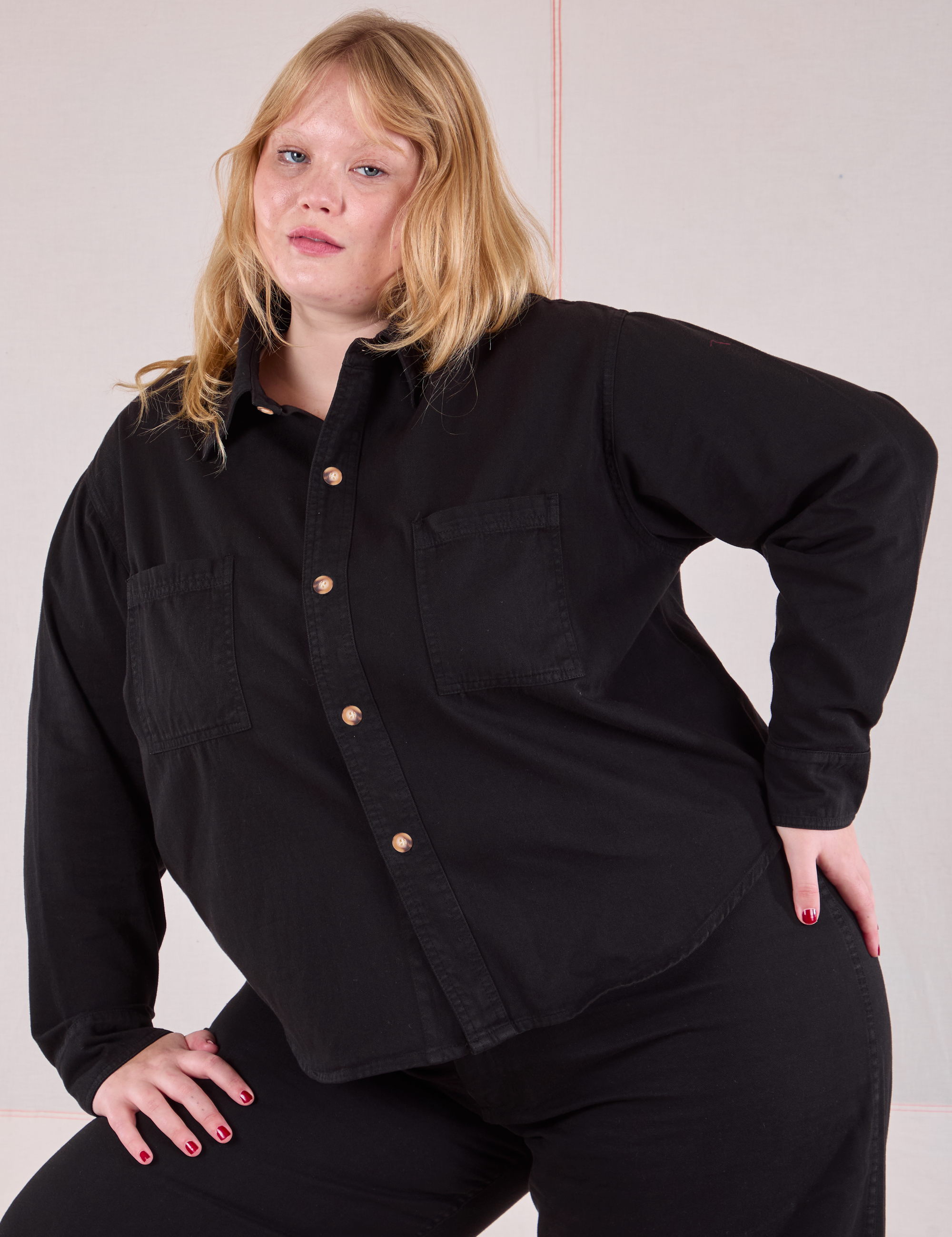 Juliet is 5&#39;7&quot; and wearing L Cropped Overshirt in Basic Black