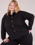 Juliet is 5'7" and wearing L Cropped Overshirt in Basic Black