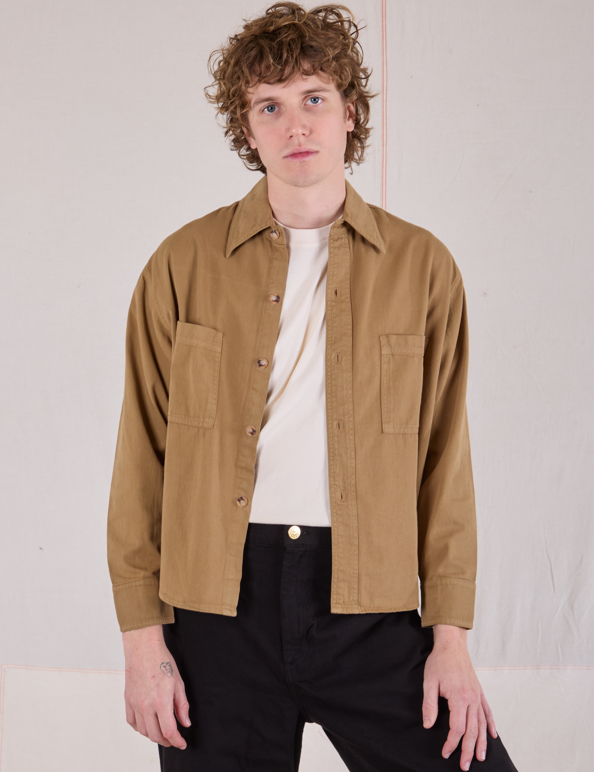 Quinn is wearing Cropped Overshirt in Desert Brown