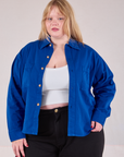 Juliet is 5'7" and wearing L Cropped Overshirt in Royal Blue