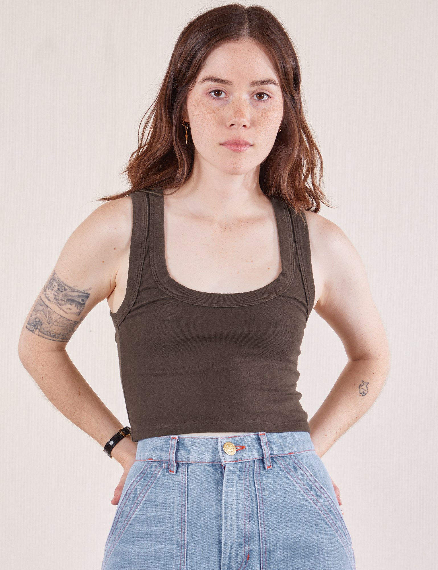 Hana is 5&#39;3&quot; and wearing P Cropped Tank Top in Espresso Brown
