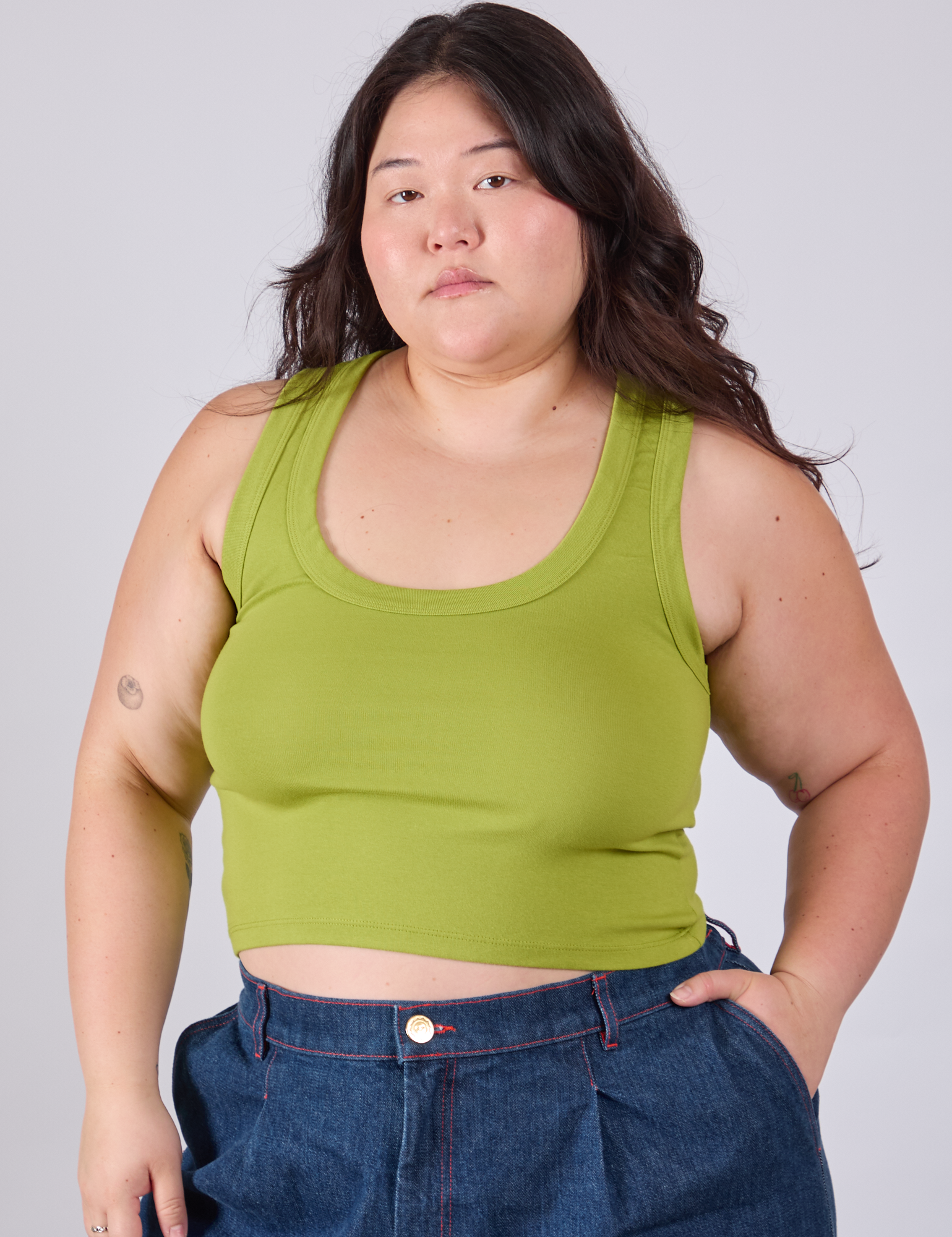 Ashley is 5&#39;7&quot; and wearing L Cropped Tank Top in Gross Green