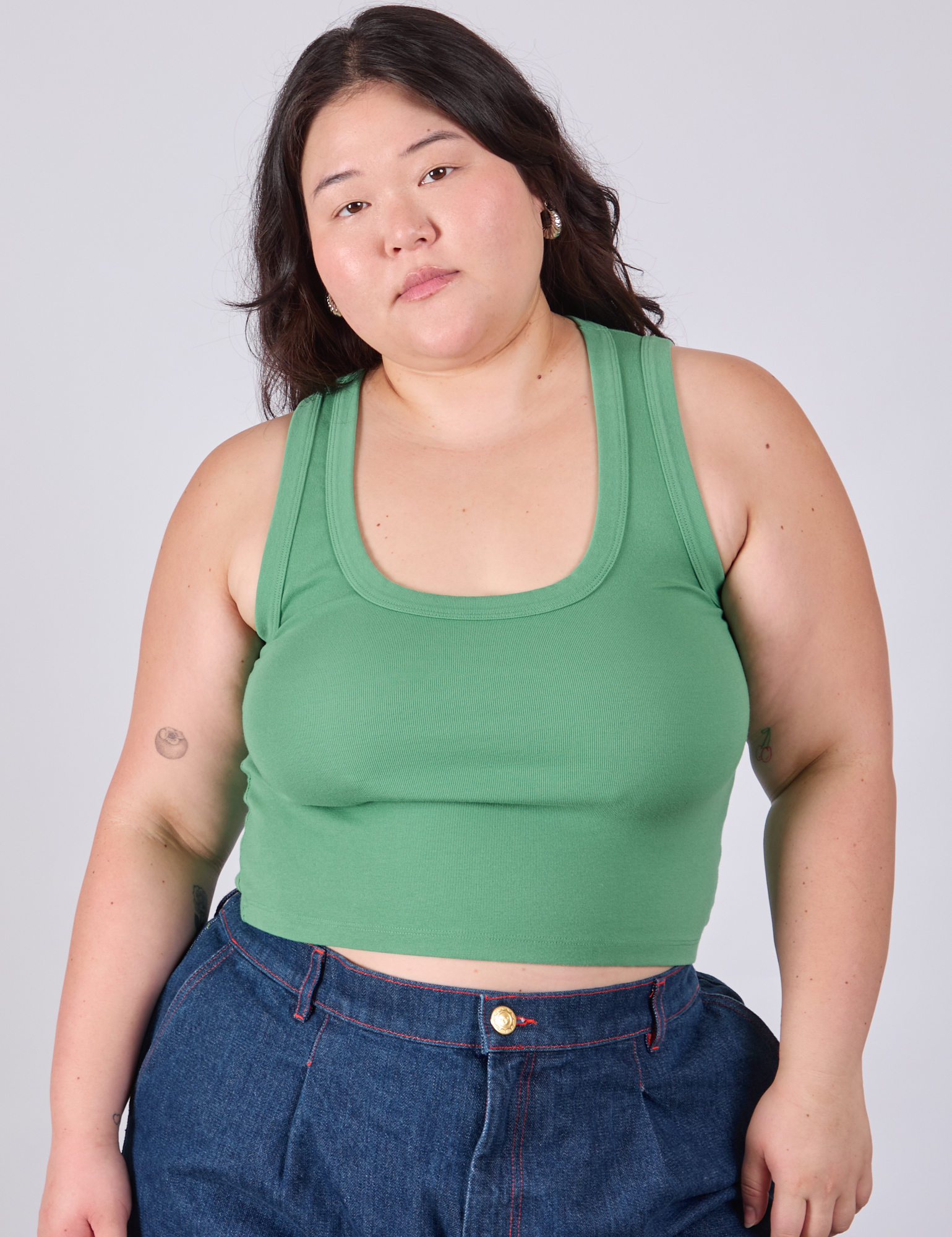 Ashley is 5&#39;7&quot; and wearing L Cropped Tank Top in Seafoam Green
