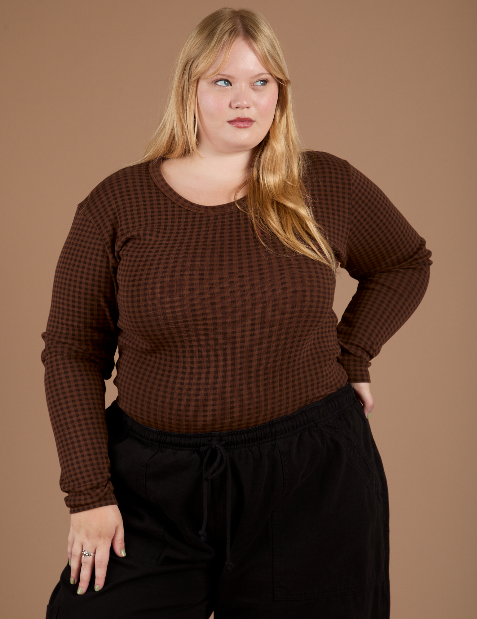 Juliet is 5’7” and wearing L Long Sleeve Baby Tee in Fudgesicle Brown