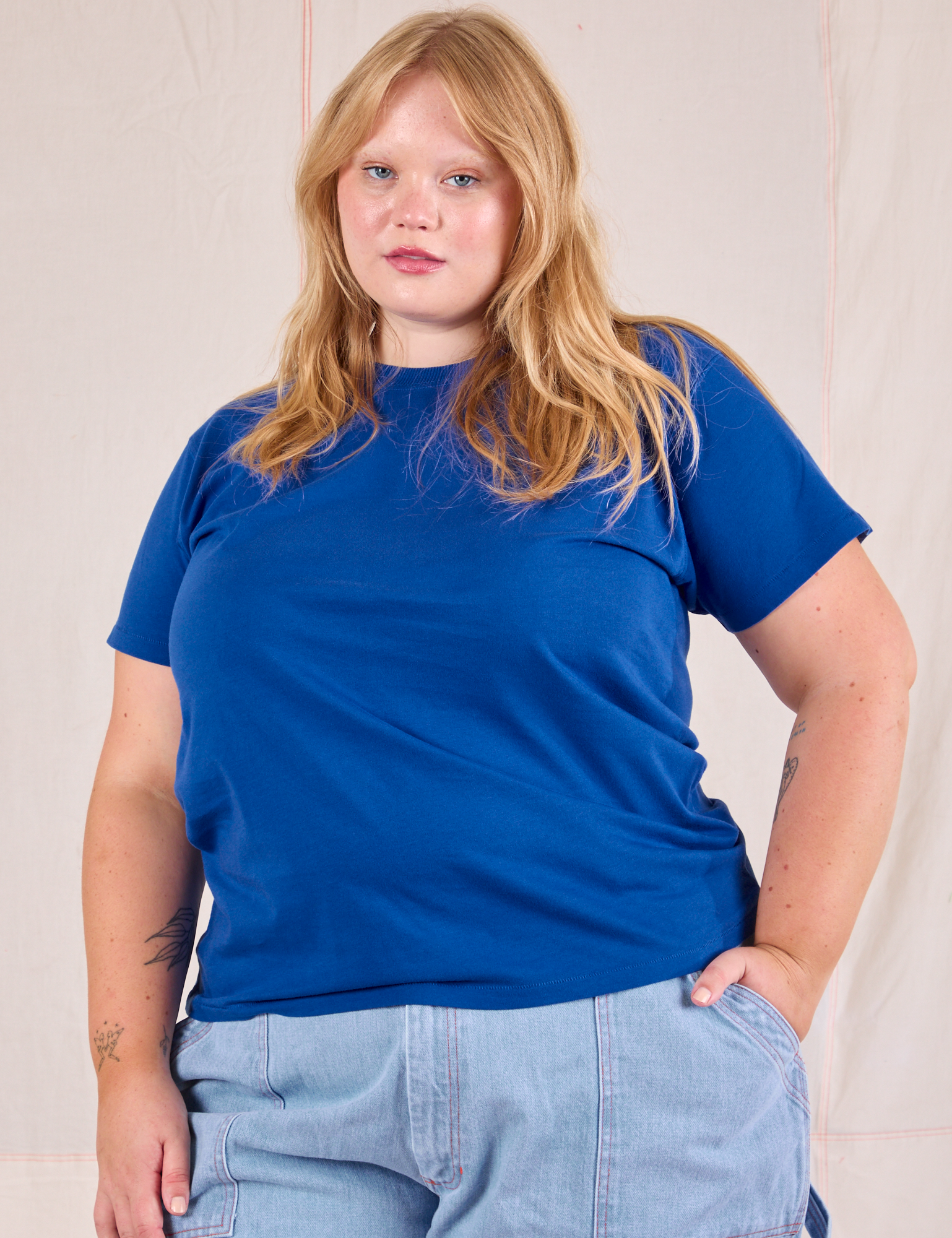 Juliet is 5&#39;7&quot; and wearing L Organic Vintage Tee in Royal Blue