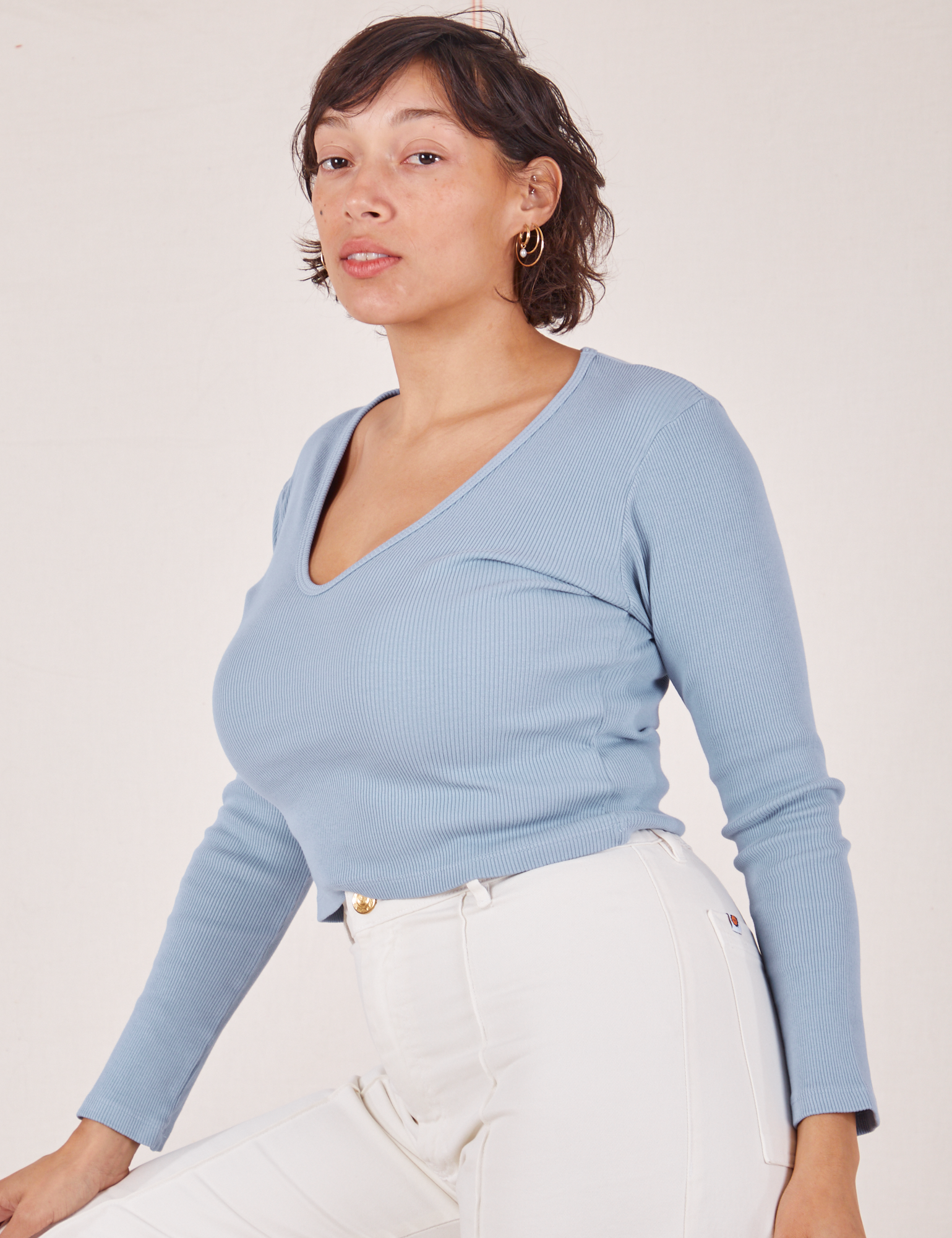 Tiara is 5&#39;4&quot; and wearing XS Long Sleeve V-Neck Tee in Periwinkle