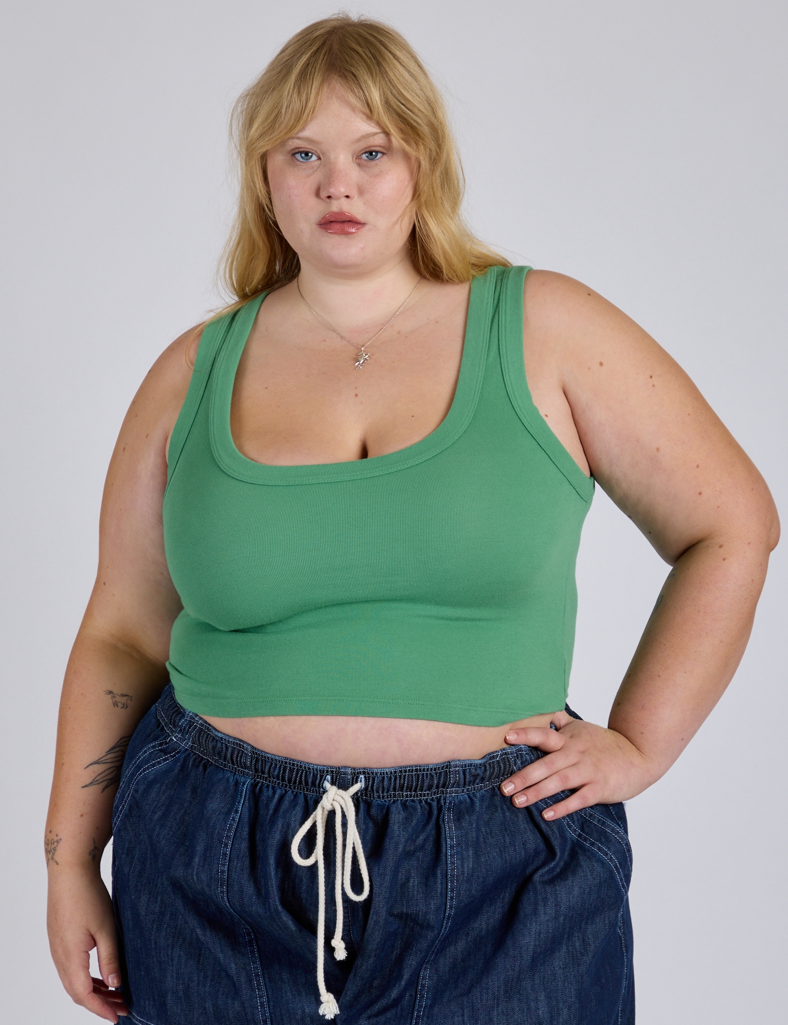 Juliet is 5’7” and wearing L Cropped Tank Top in Seafoam Green