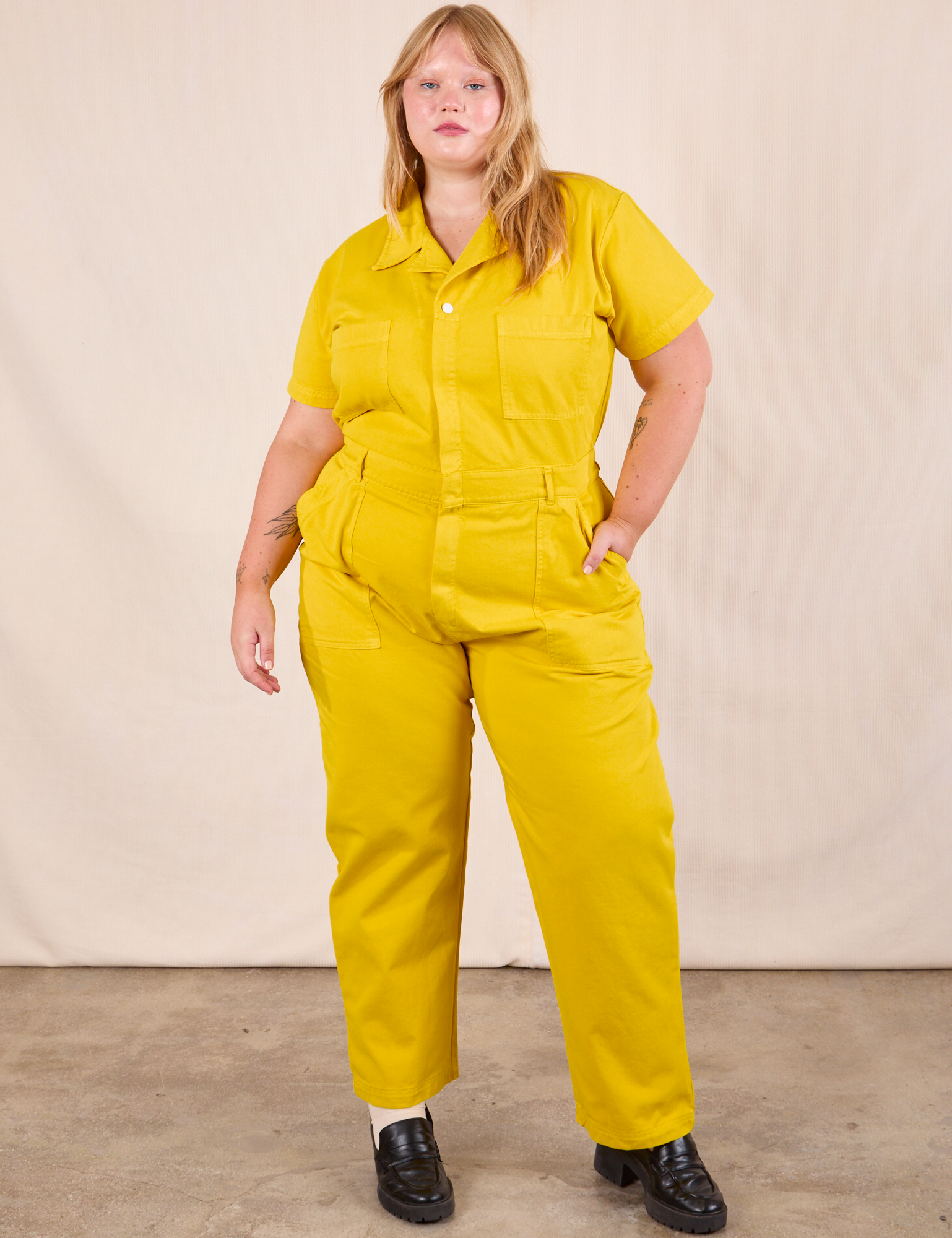 Juliet is 5&#39;7&quot; and wearing 1XL Short Sleeve Jumpsuit in Golden Yellow