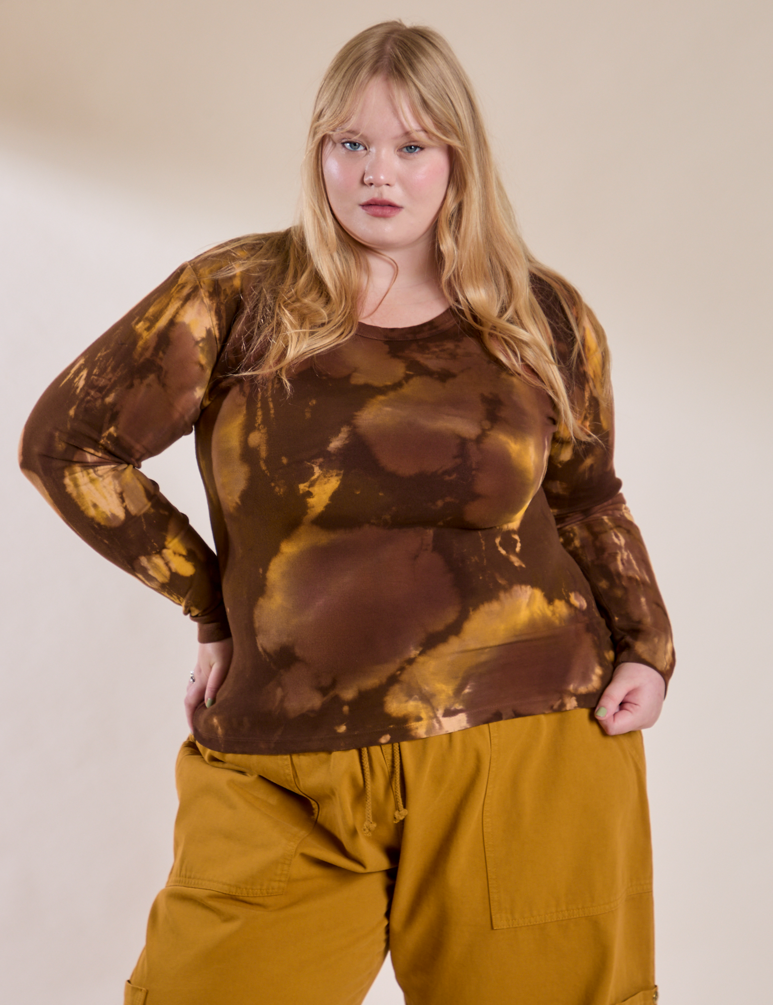 Juliet is 5'7" and wearing L Long Sleeve Baby Tee in Honey Brown