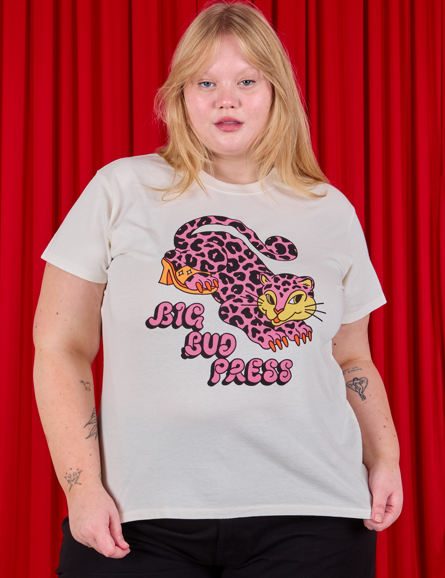 Juliet is 5&#39;7&quot; and wearing L Cheetah Organic Tee