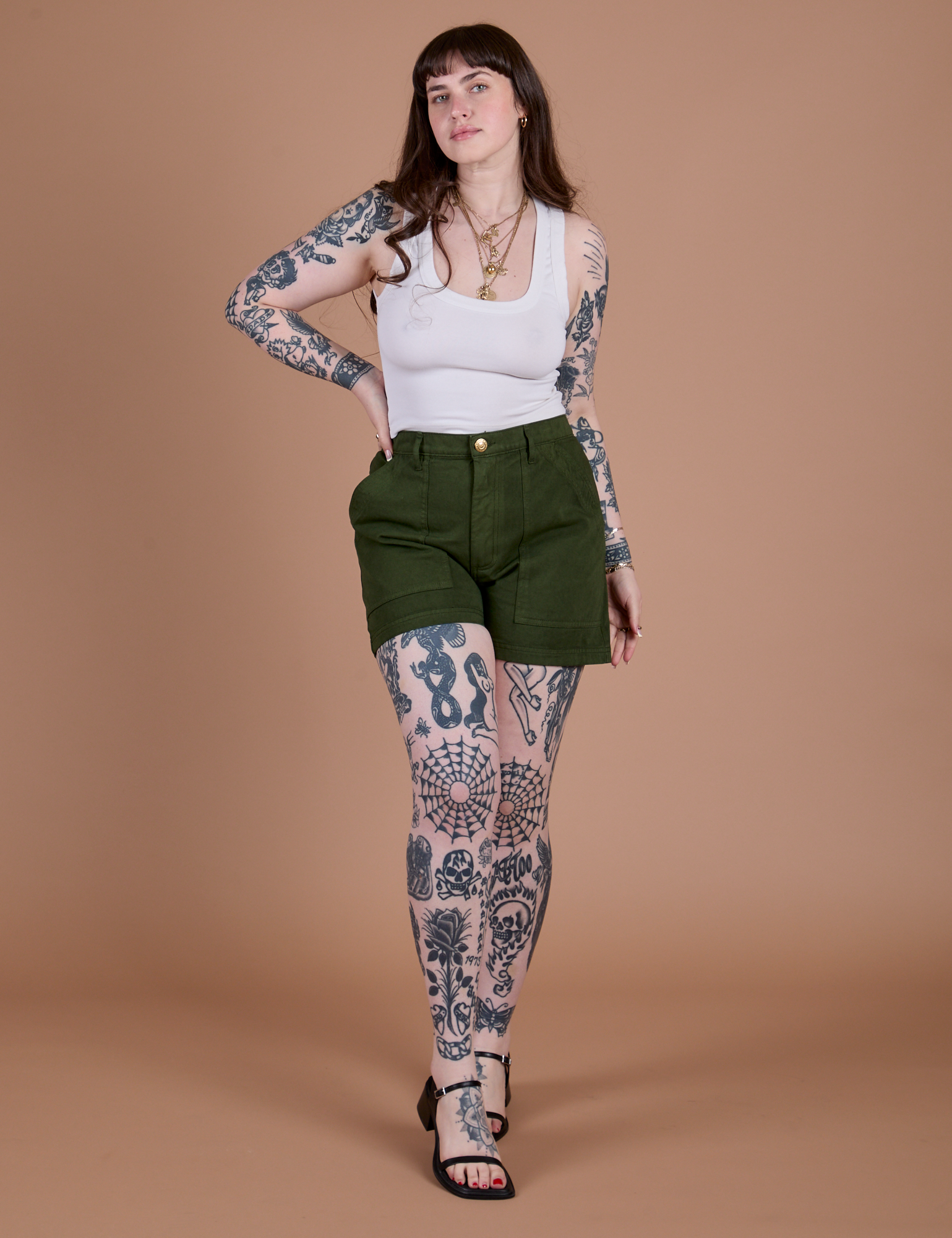 Sydney is 5’9” and wearing M Classic Work Shorts in Evergreen paired with Cropped Tank in Vintage Tee White