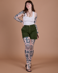 Sydney is 5’9” and wearing M Classic Work Shorts in Evergreen paired with Cropped Tank in Vintage Tee White