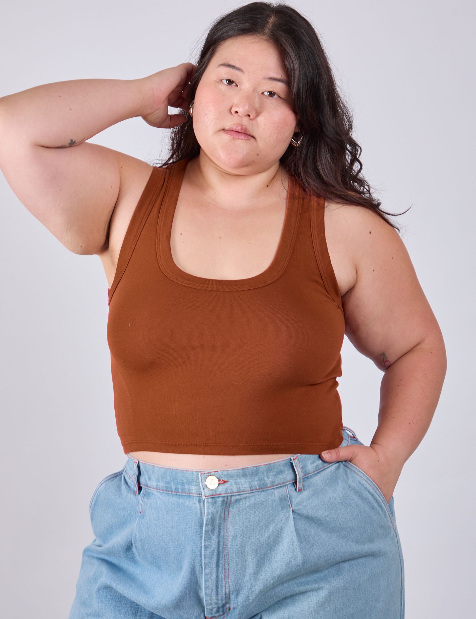 Ashley is 5&#39;7&quot; and wearing L Cropped Tank Top in Burnt Terracotta