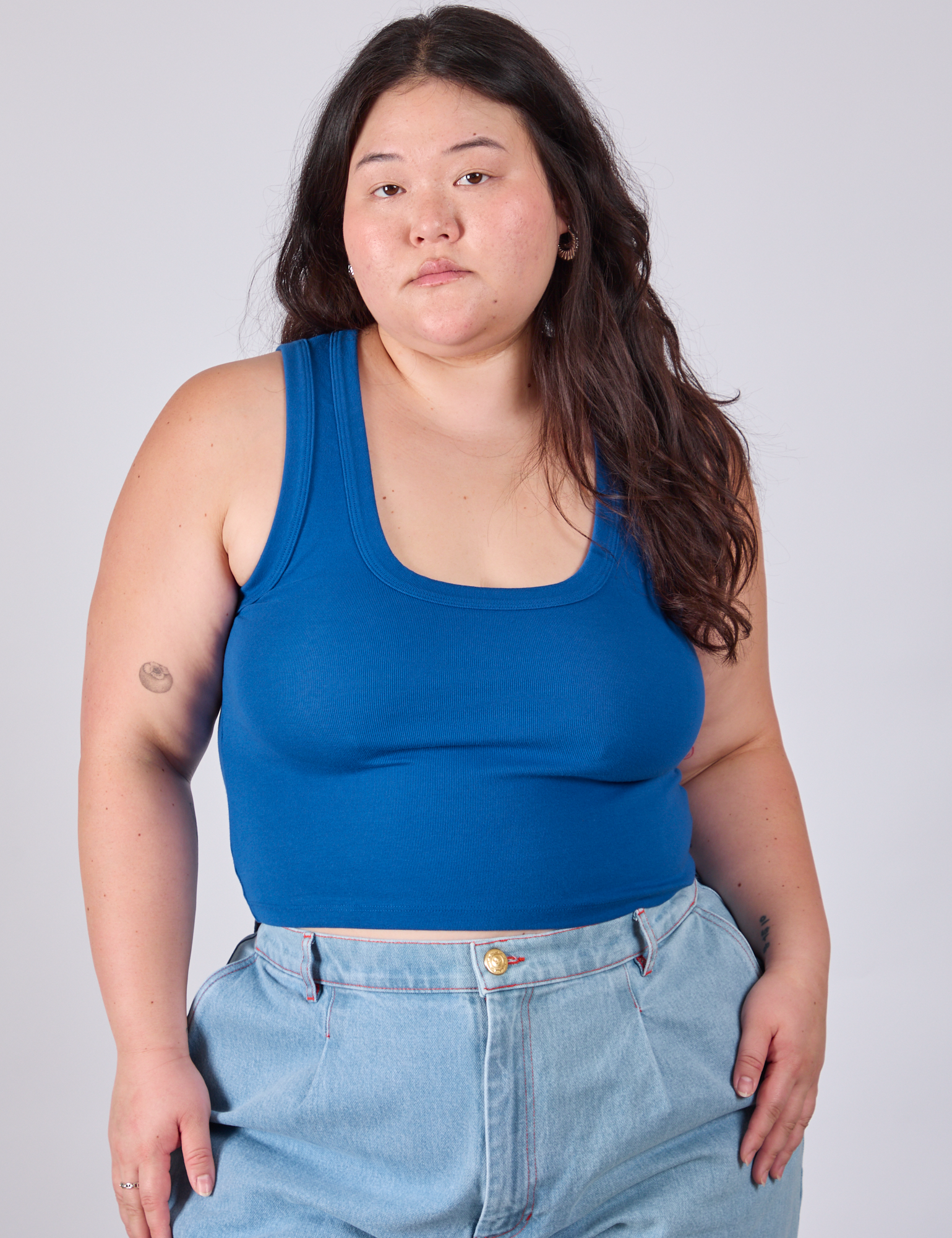 Ashley is 5&#39;7&quot; and wearing L Cropped Tank Top in Royal Blue