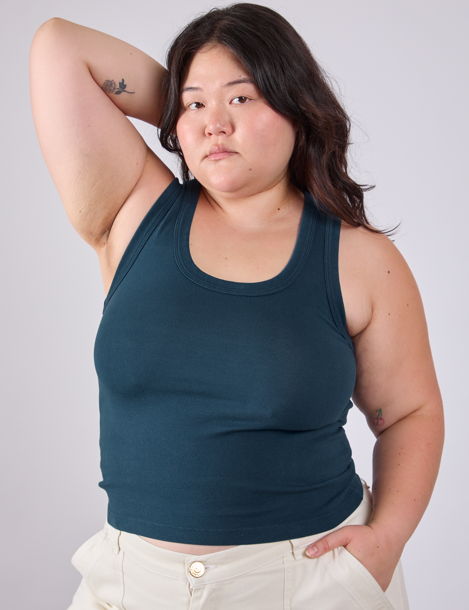 Ashley is 5&#39;7&quot; and wearing L Tank Top in Lagoon 