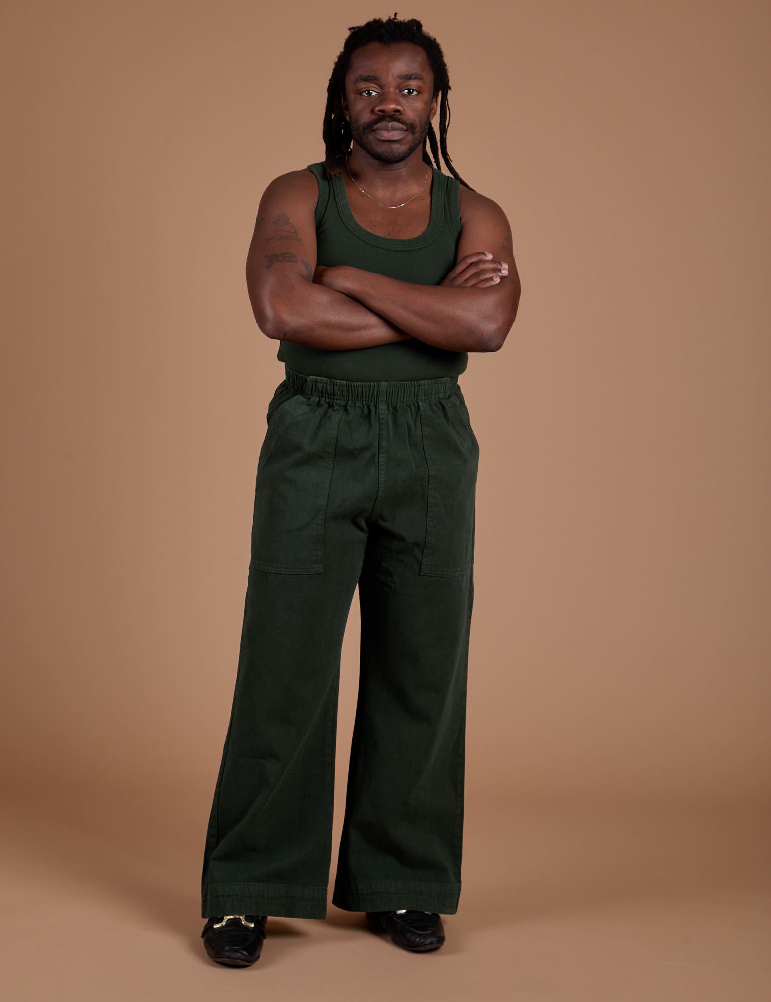 Demi is 5’6” and wearing S Action Pants in Swamp Green paired with swamp green Tank Top 