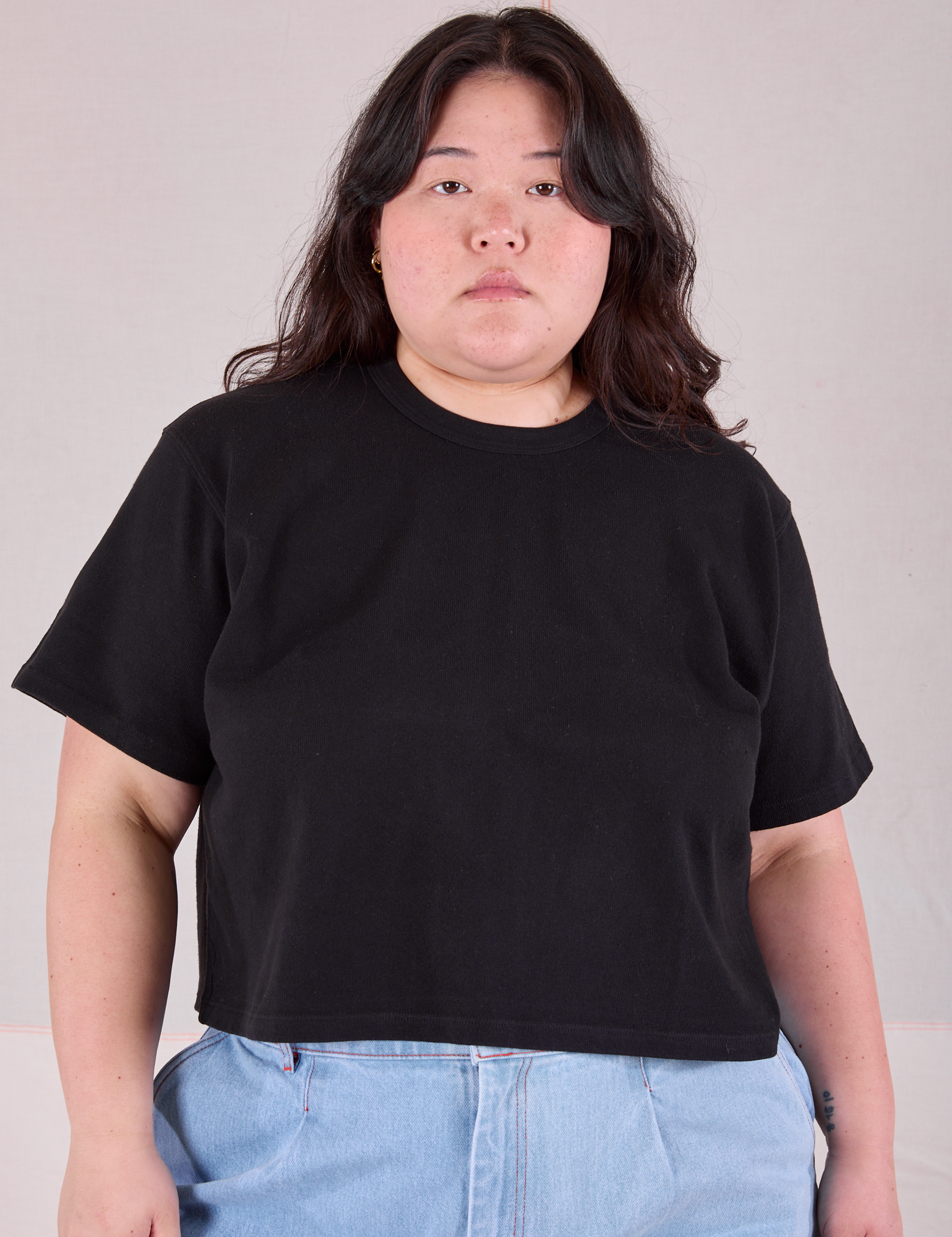 Ashley is 5&#39;7&quot; and wearing L Cropped Burly Tee in Basic Black