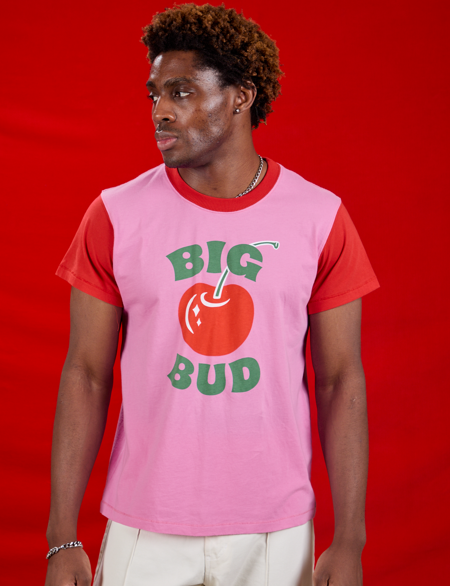 Isaac is 5&#39;10&quot; and wearing M Vintage Tee in Big Red Cherry