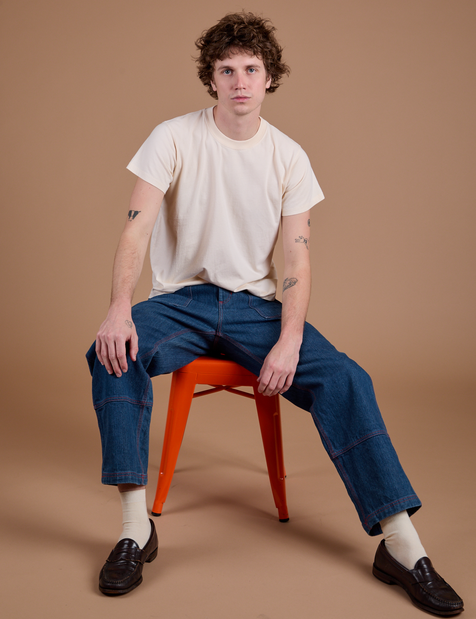 Carpenter Jeans in Dark Wash and the Organic Vintage tee in Vintage Tee Off-White on Quinn