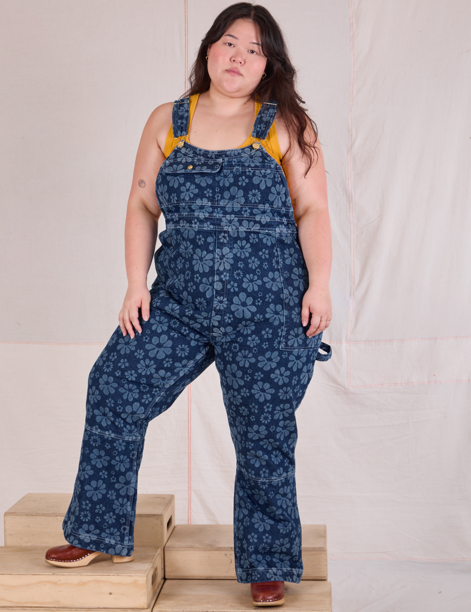 Ashley is 5&#39;7&quot; and wearing 1XL Carpenter Overalls in Lazy Daisy