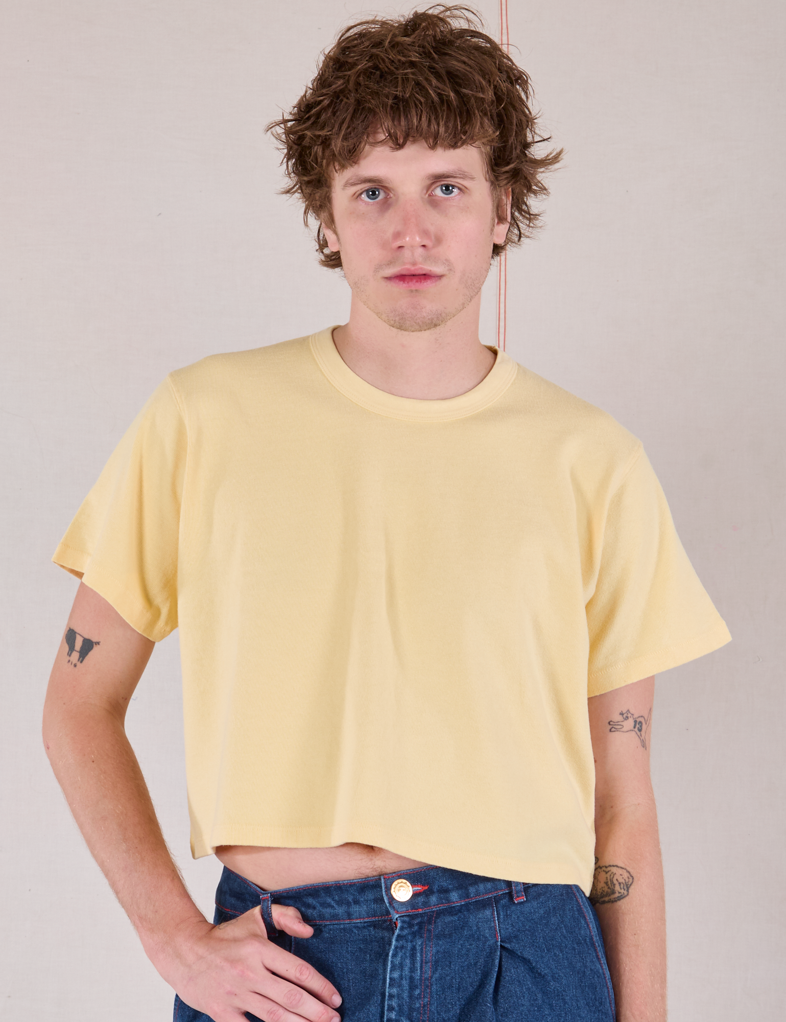 Quinn is 6&#39;3&quot; and wearing M Cropped Burly Tee in Butter Yellow