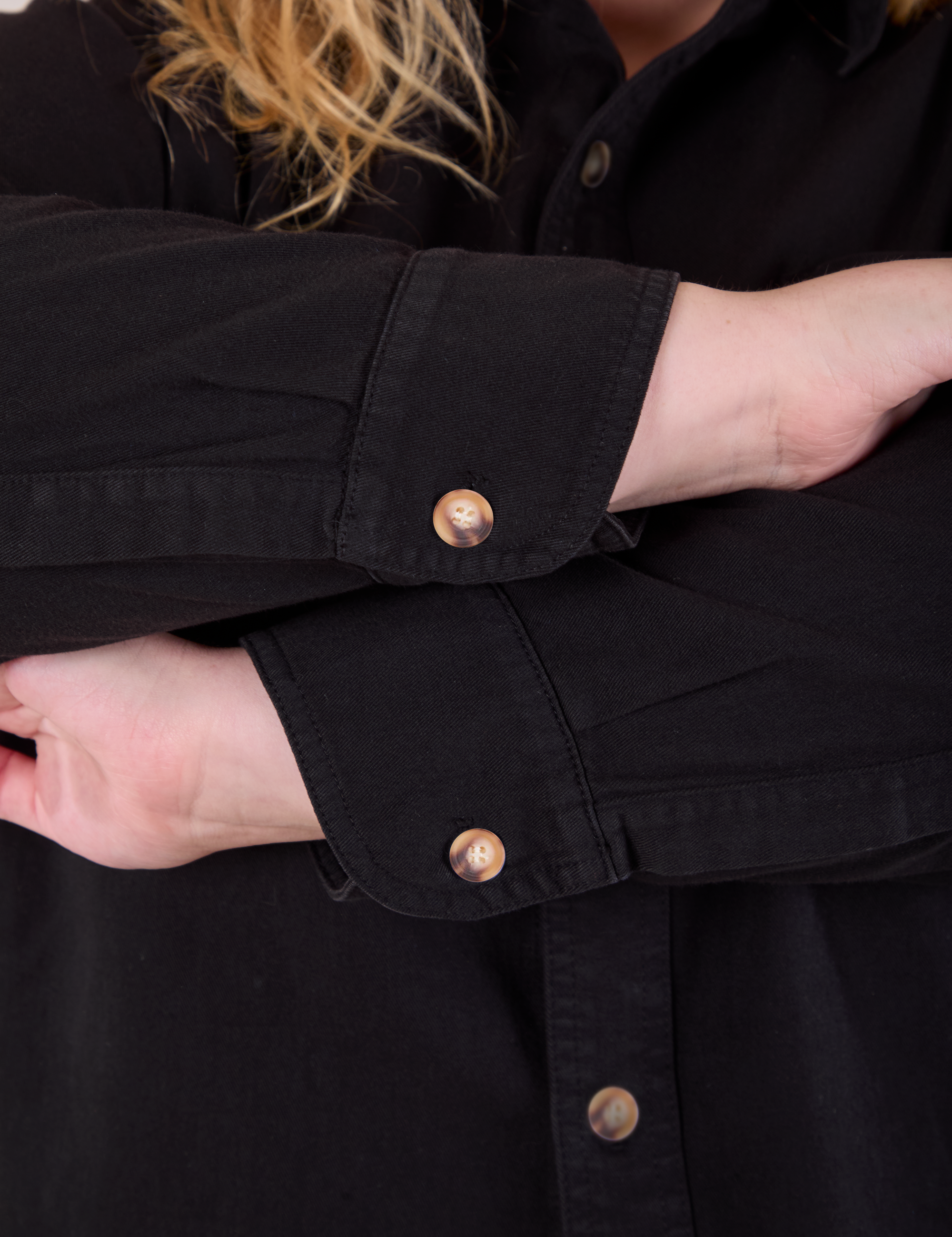 Cropped Overshirt in Basic Black sleeve cuff close up on Juliet